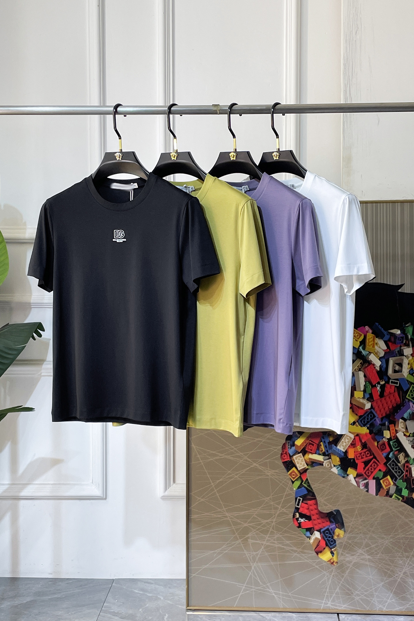 NO:849279,DG - 2026ss Spring and Summer high-quality short-sleeved T-shirt for the Year of the Horse, synchronized with the official website, high-end quality, custom-made top-grade mercerized cotton fabric, 1:1 production by top manufacturers, fashionable brand heavy craftsmanship logo design, soft and delicate feel, skin-friendly and comfortable to wear, versatile and casual, the upper body is very good, handsome, a must-have for trendy men, size M-3XL, can wear up to 200 pounds!  ,,T-shirt,tees,t-shirt,19860909DG - 2026ss马年贺岁款春夏精品短袖T恤 官网同步 高端品质 定制顶级丝光棉面料,顶级大厂1:1制作,时尚大牌重工艺logo设计,手感柔软细腻 穿着亲肤舒适 百搭休闲 上身非常赞 帅气 潮男必备品 尺码M-3XL 最大可穿200斤！,,T-shirt,tees，t-shirt,,Men's clothing