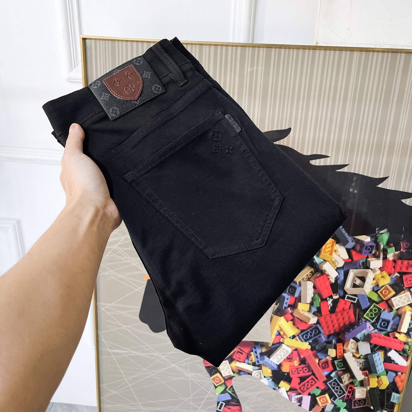 NO:760748,LV - 2026ss spring and summer hot-selling jeans for the Year of the Horse. Made from the original 1:1, the perfect choice for daily necessities, simple and stylish, custom-made imported denim fabric, heavy washing process, complex workmanship and exquisite craftsmanship. Easily cater to the needs of the four seasons, soft and elastic to the touch, smooth and neat, original accessories and hardware, comfortable upper body, very easy to wear and durable, size 29-38,, louis vuitton, jeans,19860909LV - 2026ss马年春夏大爆款牛仔裤.原单1:1制作,日常必备的完美之选,简单大气亦时尚有型,定制进口丹宁面料 ,重工洗水工艺,做工复杂工艺精湛.轻松迎合四季需要,手感柔软带弹力,流畅利落,原版辅料五金,上身舒适非常易搭耐看码数29-38,,louis vuitton,jeans,,Men's clothing