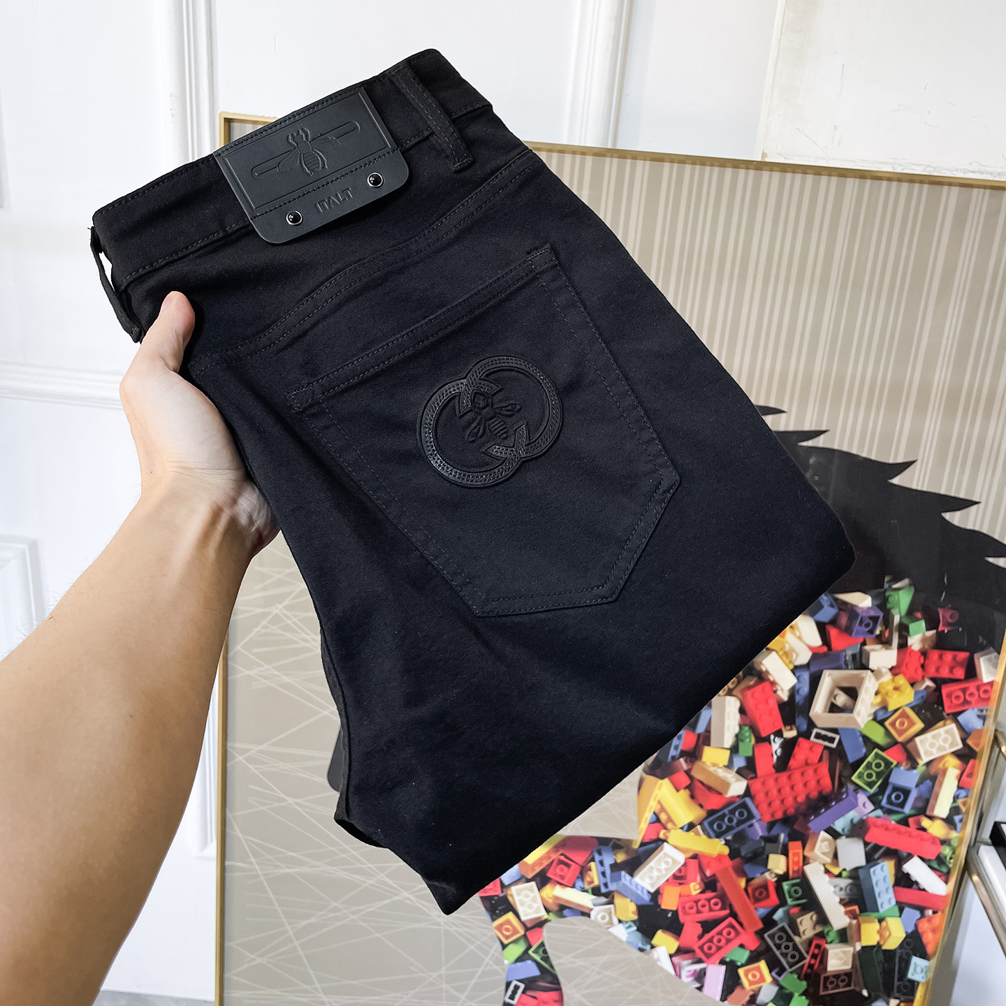 NO:833587,Gucci - 2026ss hot spring and summer jeans for the Year of the Horse. Original 1:1 production, the perfect choice for daily essentials, simple and elegant, fashionable and stylish, customized imported denim fabric, heavy washing process, complex workmanship and exquisite craftsmanship. Easily cater to the needs of the four seasons, soft and elastic to the touch, smooth and neat, original accessories and hardware, comfortable upper body, very easy to wear and durable, code number 29-38,,jeans,19860909古奇 - 2026ss马年春夏大爆款牛仔裤.原单1:1制作,日常必备的完美之选,简单大气亦时尚有型,定制进口丹宁面料 ,重工洗水工艺,做工复杂工艺精湛.轻松迎合四季需要,手感柔软带弹力,流畅利落,原版辅料五金,上身舒适非常易搭耐看码数29-38,,jeans,,Men's clothing