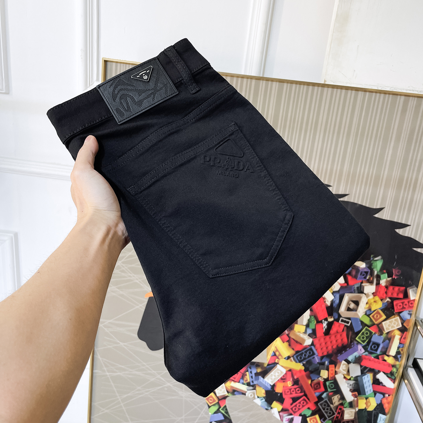 NO:833595,Prada - 2026ss hot spring and summer jeans for the Year of the Horse. Original 1:1 production, a perfect choice for daily necessities, simple and stylish, custom imported denim fabric, heavy washing process, complex workmanship and exquisite craftsmanship. Easily cater to the needs of the four seasons, soft and elastic to the touch, smooth and neat, original accessories and hardware, comfortable upper body, very easy to wear and durable, size 29-38,, prada,jeans,19860909普拉达 - 2026ss马年春夏大爆款牛仔裤.原单1:1制作,日常必备的完美之选,简单大气亦时尚有型,定制进口丹宁面料 ,重工洗水工艺,做工复杂工艺精湛.轻松迎合四季需要,手感柔软带弹力,流畅利落,原版辅料五金,上身舒适非常易搭耐看码数29-38,,prada,jeans,,Men's clothing