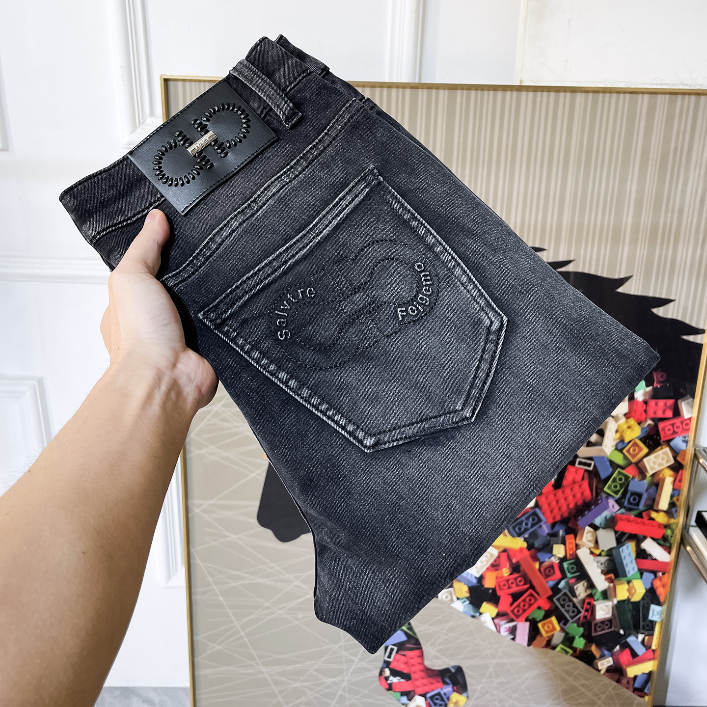 NO:760741,Ferragamo - 2026ss hot spring and summer jeans for the Year of the Horse. Made from original 1:1, perfect for daily use, simple and stylish, custom imported denim fabric, heavy washing process, complex workmanship and exquisite craftsmanship. Easily cater to the needs of the four seasons, soft and elastic to the touch, smooth and neat, original accessories and hardware, comfortable upper body, very easy to wear and durable, size 29-38,,ferragamo,jeans,19860909菲拉格慕 - 2026ss马年春夏大爆款牛仔裤.原单1:1制作,日常必备的完美之选,简单大气亦时尚有型,定制进口丹宁面料 ,重工洗水工艺,做工复杂工艺精湛.轻松迎合四季需要,手感柔软带弹力,流畅利落,原版辅料五金,上身舒适非常易搭耐看码数29-38,,ferragamo,jeans,,Men's clothing