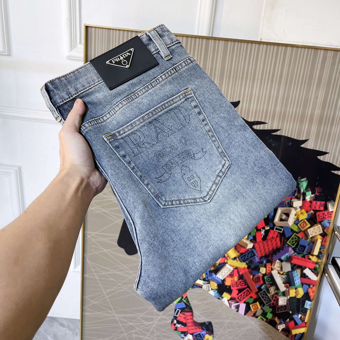 NO:760738,Prada - 2026ss hot spring and summer jeans for the Year of the Horse. Original 1:1 production, a perfect choice for daily necessities, simple and stylish, custom imported denim fabric, heavy washing process, complex workmanship and exquisite craftsmanship. Easily cater to the needs of the four seasons, soft and elastic to the touch, smooth and neat, original accessories and hardware, comfortable upper body, very easy to wear and durable, size 29-38,, prada,jeans,19860909普拉达 - 2026ss马年春夏大爆款牛仔裤.原单1:1制作,日常必备的完美之选,简单大气亦时尚有型,定制进口丹宁面料 ,重工洗水工艺,做工复杂工艺精湛.轻松迎合四季需要,手感柔软带弹力,流畅利落,原版辅料五金,上身舒适非常易搭耐看码数29-38,,prada,jeans,,Men's clothing