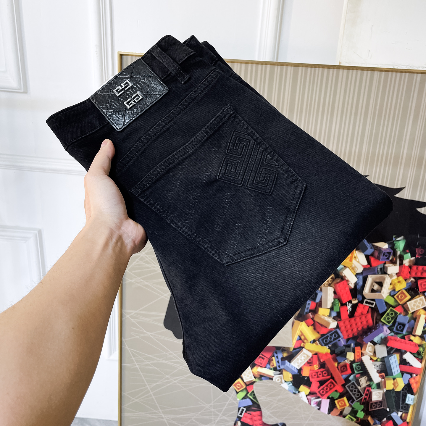 NO:760735,Givenchy - 2026ss Spring and Summer hot-selling jeans for the Year of the Horse. Made from original 1:1, perfect for daily necessities, simple and stylish, custom imported denim fabric, heavy washing process, complex workmanship and exquisite craftsmanship. Easily cater to the needs of the four seasons, soft and elastic to the touch, smooth and neat, original accessories and hardware, comfortable upper body, very easy to wear and durable, size 29-38,,givenchy,jeans,19860909纪梵希 - 2026ss马年春夏大爆款牛仔裤.原单1:1制作,日常必备的完美之选,简单大气亦时尚有型,定制进口丹宁面料 ,重工洗水工艺,做工复杂工艺精湛.轻松迎合四季需要,手感柔软带弹力,流畅利落,原版辅料五金,上身舒适非常易搭耐看码数29-38,,givenchy,jeans,,Men's clothing