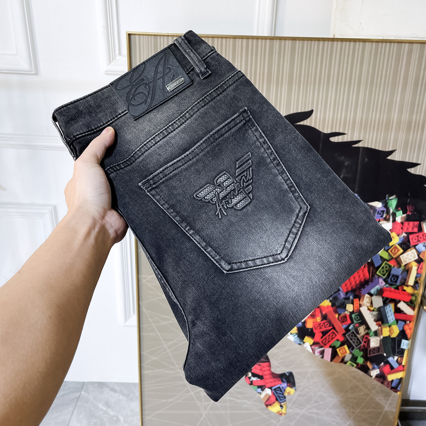 NO:833603,Armani - 2026ss spring and summer hot-selling jeans for the Year of the Horse. Made from original 1:1, perfect for daily necessities, simple and stylish, custom-made imported denim fabric, heavy washing process, complex workmanship and exquisite craftsmanship. Easily cater to the needs of the four seasons, soft and elastic to the touch, smooth and neat, original accessories and hardware, comfortable upper body, very easy to wear and durable, size 29-38,,armani,jeans,19860909阿玛尼 - 2026ss马年春夏大爆款牛仔裤.原单1:1制作,日常必备的完美之选,简单大气亦时尚有型,定制进口丹宁面料 ,重工洗水工艺,做工复杂工艺精湛.轻松迎合四季需要,手感柔软带弹力,流畅利落,原版辅料五金,上身舒适非常易搭耐看码数29-38,,armani,jeans,,Men's clothing