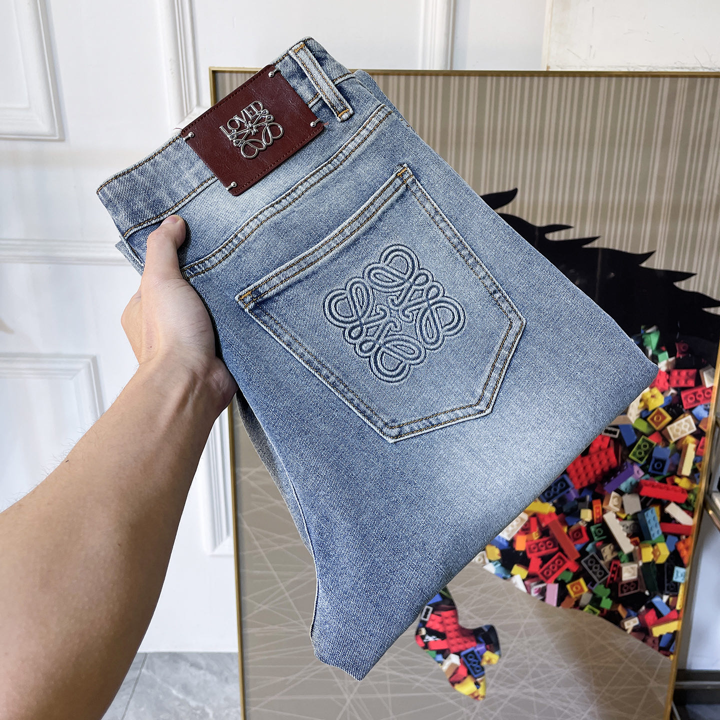NO:858260,Loewe - 2026ss hot spring and summer jeans for the Year of the Horse. Original 1:1 production, a perfect choice for daily necessities, simple and elegant, fashionable and stylish, customized imported denim fabric, heavy washing process, complex workmanship and exquisite craftsmanship. Easily cater to the needs of the four seasons, soft and elastic to the touch, smooth and neat, original accessories and hardware, comfortable upper body, very easy to wear and durable, size 29-38,, loewe, jeans,19860909罗意威 - 2026ss马年春夏大爆款牛仔裤.原单1:1制作,日常必备的完美之选,简单大气亦时尚有型,定制进口丹宁面料 ,重工洗水工艺,做工复杂工艺精湛.轻松迎合四季需要,手感柔软带弹力,流畅利落,原版辅料五金,上身舒适非常易搭耐看码数29-38,,loewe,jeans,,Men's clothing
