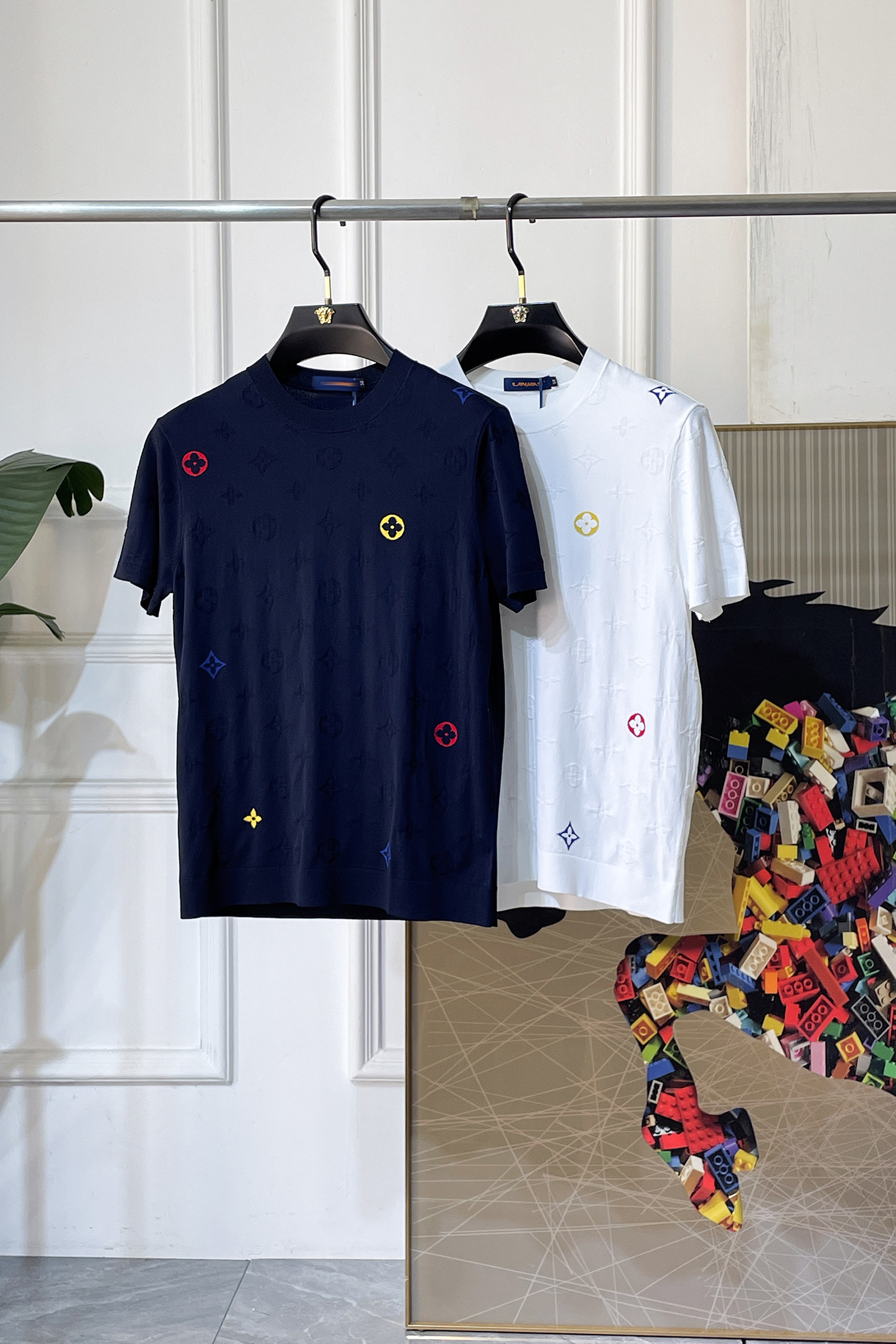 NO:760734,LV - 2026ss Year of the Horse spring and summer latest hot style high-quality knitted short-sleeved T-shirt, custom-made imported soft Yilite fabric, embellished with fashionable big-name element logos, breathable fabric, delicate and soft texture, cool and smooth next to the body. Moisture-wicking, simple and elegant yet fashionable, three-dimensional tailoring, super stylish upper body!  A must-have for fashionistas, sizes M-3XL, can be worn up to 190 pounds!  ,,louis vuitton,T-shirt,tees,t-shirt,19860909LV - 2026ss马年春夏最新大爆款精品针织短袖T恤,定制进口轻柔伊力特面料,时尚大牌元素logo点缀,会呼吸的面料,质感细腻柔软,贴身冰爽顺滑.吸湿排汗,简约大方又不失时尚,版型立体裁剪,上身超有型！时尚潮人必备款 尺码M-3XL 最大可穿可穿190斤！,,louis vuitton,T-shirt,tees，t-shirt,,Men's clothing