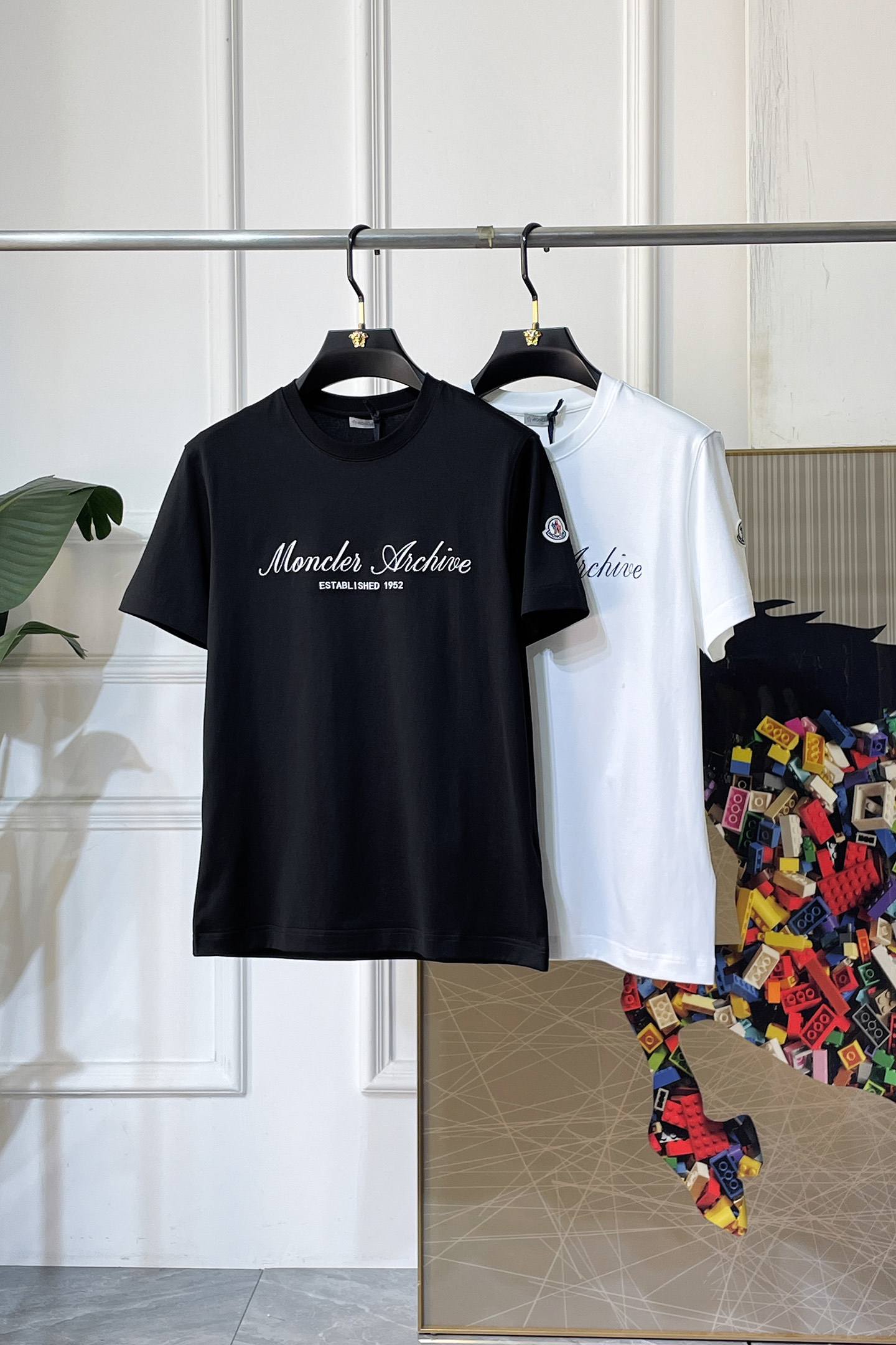 NO:847875,Mouth Mouth - 2026ss Year of the Horse spring and summer high-quality short-sleeved T-shirts. Official website synchronization. High-end quality. Customized top-grade mercerized cotton fabric, 1:1 production by top manufacturers, fashionable brand heavy craftsmanship logo design, soft and delicate feel. Skin-friendly and comfortable to wear. Versatile and casual. The upper body is very good. Handsome. A must-have for trendy men. Sizes M-3XL. Can wear up to 200 pounds!  ,,Moncler,T-shirt,tees,t-shirt,19860909蒙口 - 2026ss马年贺岁款春夏精品短袖T恤 官网同步 高端品质 定制顶级丝光棉面料,顶级大厂1:1制作,时尚大牌重工艺logo设计,手感柔软细腻 穿着亲肤舒适 百搭休闲 上身非常赞 帅气 潮男必备品 尺码M-3XL 最大可穿200斤！,,Moncler,T-shirt,tees，t-shirt,,Men's clothing