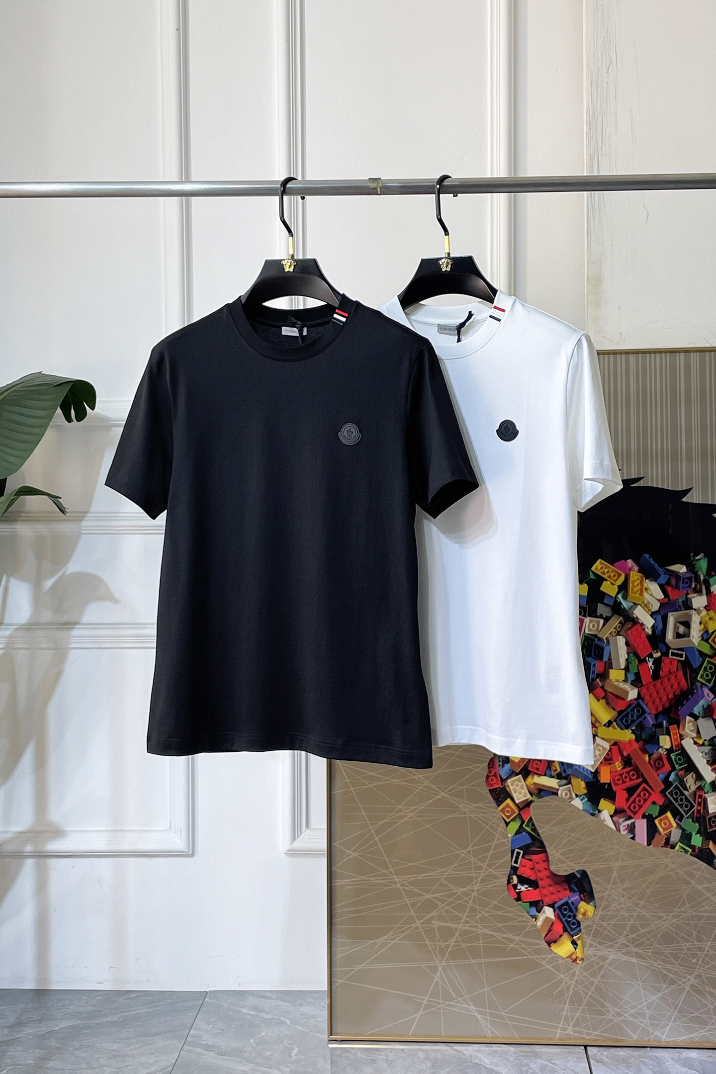 NO:760762,Mouth Mouth - 2026ss Year of the Horse spring and summer high-quality short-sleeved T-shirts. Official website synchronization. High-end quality. Customized top-grade mercerized cotton fabric, 1:1 production by top manufacturers, fashionable brand heavy craftsmanship logo design, soft and delicate feel. Skin-friendly and comfortable to wear. Versatile and casual. The upper body is very good. Handsome. A must-have for trendy men. Sizes M-3XL. Can wear up to 200 pounds!  ,,Moncler,T-shirt,tees,t-shirt,19860909蒙口 - 2026ss马年贺岁款春夏精品短袖T恤 官网同步 高端品质 定制顶级丝光棉面料,顶级大厂1:1制作,时尚大牌重工艺logo设计,手感柔软细腻 穿着亲肤舒适 百搭休闲 上身非常赞 帅气 潮男必备品 尺码M-3XL 最大可穿200斤！,,Moncler,T-shirt,tees，t-shirt,,Men's clothing