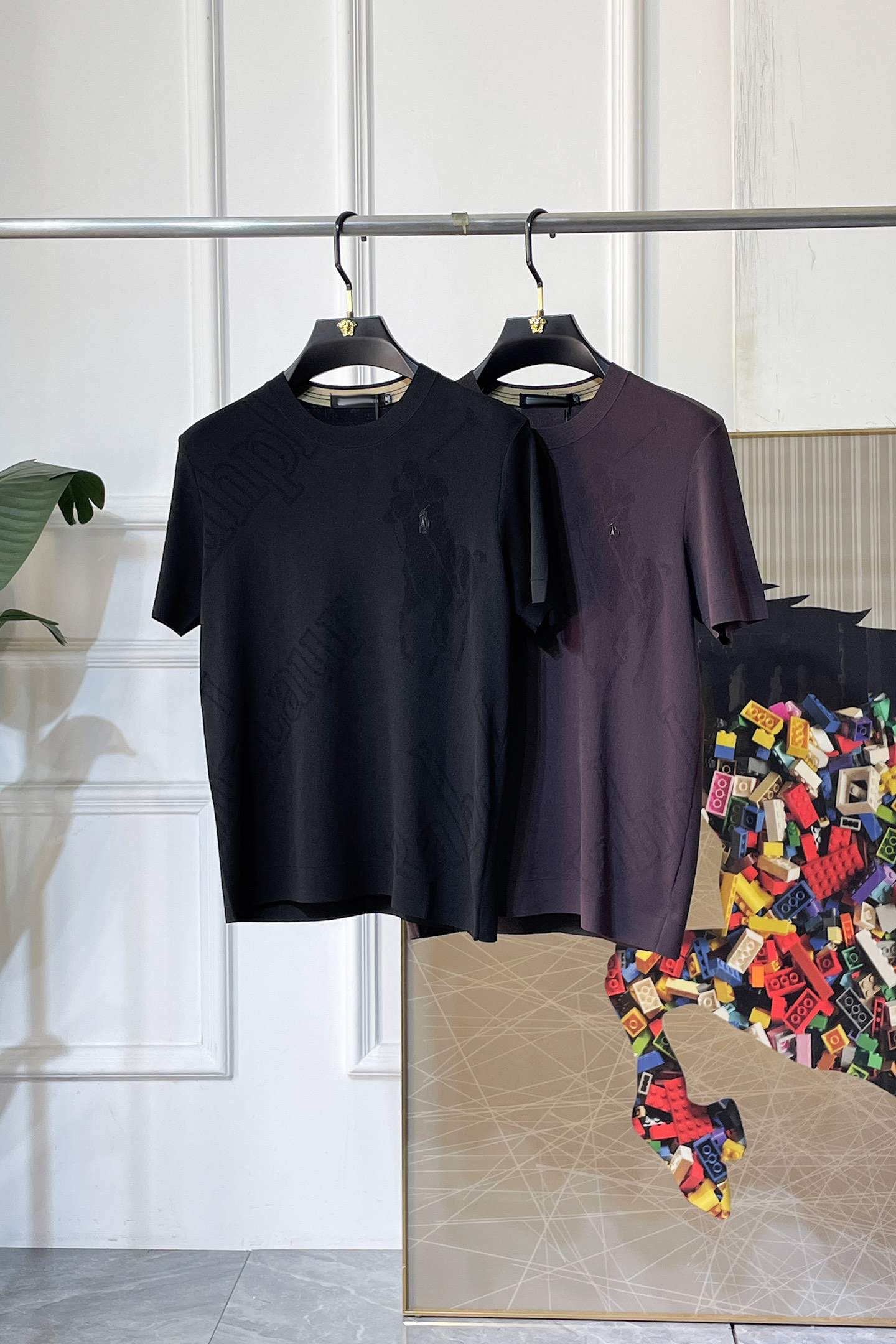 NO:760767,Paul - 2026ss Year of the Horse Spring and Summer's latest popular high-quality knitted short-sleeved T-shirt, made of customized imported soft Yilite fabric, embellished with fashionable big-name element logos, breathable fabric, delicate and soft texture, cool and smooth against the body. Moisture-wicking, simple and generous yet fashionable, three-dimensional tailoring, super stylish upper body!  A must-have for fashionistas, sizes M-3XL, can be worn up to 190 pounds!  ,,T-shirt,tees,t-shirt,19860909保罗 - 2026ss马年春夏最新大爆款精品针织短袖T恤,定制进口轻柔伊力特面料,时尚大牌元素logo点缀,会呼吸的面料,质感细腻柔软,贴身冰爽顺滑.吸湿排汗,简约大方又不失时尚,版型立体裁剪,上身超有型！时尚潮人必备款 尺码M-3XL 最大可穿可穿190斤！,,T-shirt,tees，t-shirt,,Men's clothing