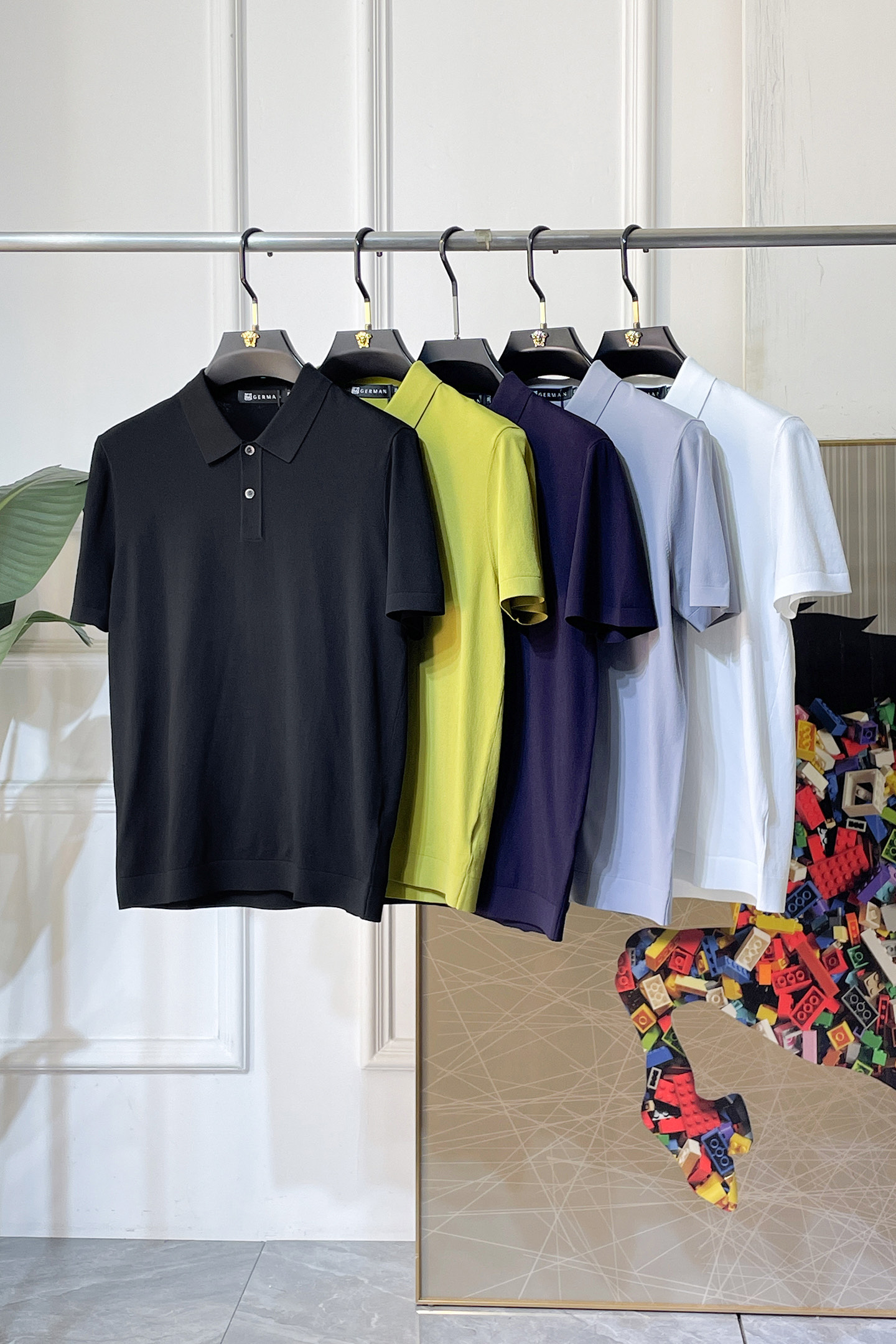 NO:760740,Zegna - 2026ss Year of the Horse Spring and Summer's latest hot style clean version fine knitted short-sleeved T-shirt, customized imported soft Yilite fabric, embellished with fashionable big-name element logos, breathable fabric, delicate and soft texture, cool and smooth against the body. Moisture-wicking, simple and generous yet fashionable, three-dimensional tailoring, super stylish upper body!  A must-have for fashionistas, sizes M-3XL, can be worn up to 190 pounds!  ,,zegna,T-shirt,tees,t-shirt,19860909杰尼娅 - 2026ss马年春夏最新大爆款净版精品针织短袖T恤,定制进口轻柔伊力特面料,时尚大牌元素logo点缀,会呼吸的面料,质感细腻柔软,贴身冰爽顺滑.吸湿排汗,简约大方又不失时尚,版型立体裁剪,上身超有型！时尚潮人必备款 尺码M-3XL 最大可穿可穿190斤！,,zegna,T-shirt,tees，t-shirt,,Men's clothing