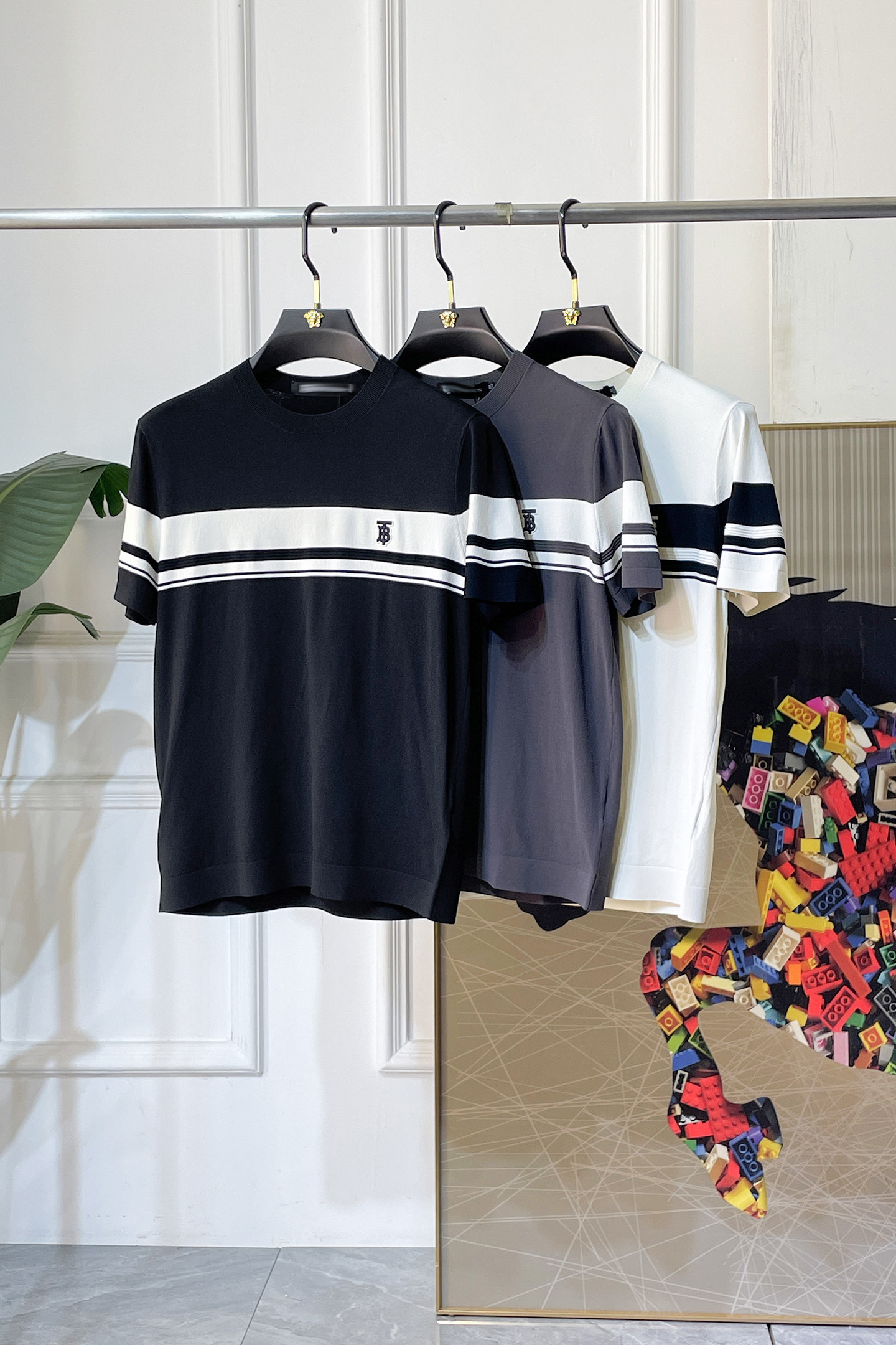 NO:760737,Burberry - 2026ss Year of the Horse Spring and Summer's latest hot-selling boutique knitted short-sleeved T-shirt, made of customized imported soft Yilite fabrics, embellished with fashionable big-name element logos, breathable fabrics, delicate and soft texture, cool and smooth against the body. Moisture-wicking, simple and elegant yet fashionable, three-dimensional tailoring, super stylish upper body!  A must-have for fashionistas, sizes M-3XL, can be worn up to 190 pounds!  ,,burberry,T-shirt,tees,t-shirt,19860909巴宝莉 - 2026ss马年春夏最新大爆款精品针织短袖T恤,定制进口轻柔伊力特面料,时尚大牌元素logo点缀,会呼吸的面料,质感细腻柔软,贴身冰爽顺滑.吸湿排汗,简约大方又不失时尚,版型立体裁剪,上身超有型！时尚潮人必备款 尺码M-3XL 最大可穿可穿190斤！,,burberry,T-shirt,tees，t-shirt,,Men's clothing