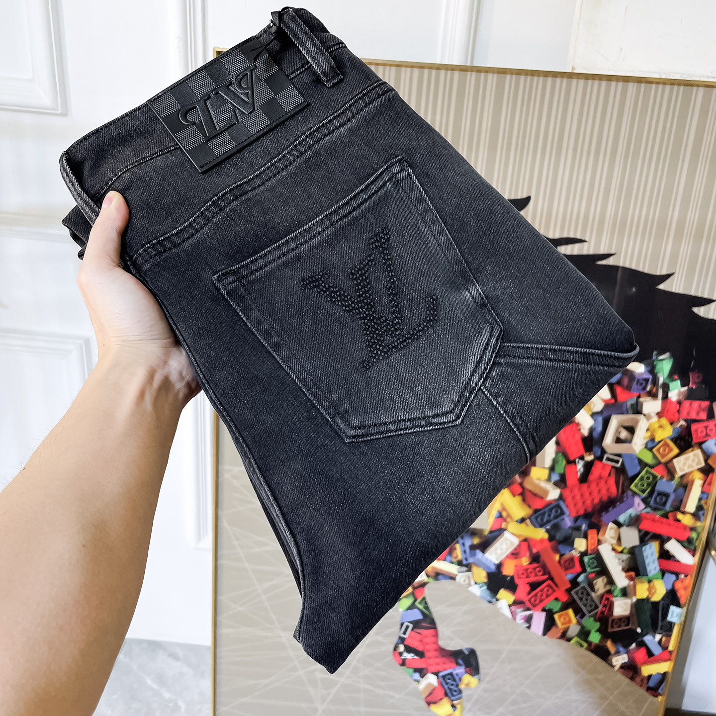 NO:760727,LV - 2026ss hot spring and summer jeans for the Year of the Horse. Made from original 1:1, perfect for daily use, simple and stylish, custom imported denim fabric, heavy washing process, complex workmanship and exquisite craftsmanship. Easily cater to the needs of the four seasons, soft and elastic to the touch, smooth and neat, original accessories and hardware, comfortable upper body, very easy to wear and durable, size 29-36,, louis vuitton, jeans,19860909LV - 2026ss马年春夏大爆款牛仔裤.原单1:1制作,日常必备的完美之选,简单大气亦时尚有型,定制进口丹宁面料 ,重工洗水工艺,做工复杂工艺精湛.轻松迎合四季需要,手感柔软带弹力,流畅利落,原版辅料五金,上身舒适非常易搭耐看码数29-36,,louis vuitton,jeans,,Men's clothing