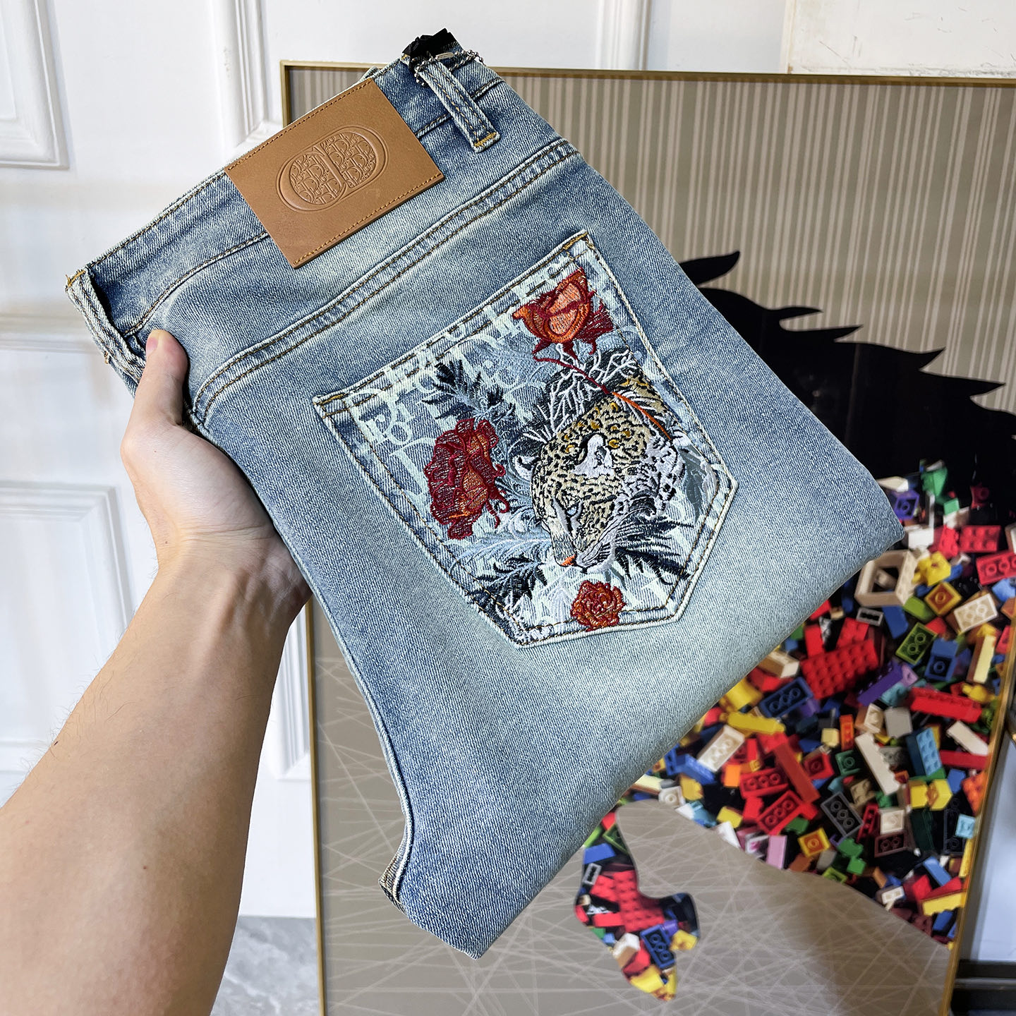 NO:760730,Dior - 2026ss hot spring and summer jeans for the Year of the Horse. Made from original 1:1, perfect for daily essentials, simple and stylish, custom imported denim fabric, heavy washing process, complex workmanship and exquisite craftsmanship. Easily cater to the needs of the four seasons, soft and elastic to the touch, smooth and neat, original accessories and hardware, comfortable upper body, very easy to wear and durable, size 29-36,, dior, jeans,19860909迪奥 - 2026ss马年春夏大爆款牛仔裤.原单1:1制作,日常必备的完美之选,简单大气亦时尚有型,定制进口丹宁面料 ,重工洗水工艺,做工复杂工艺精湛.轻松迎合四季需要,手感柔软带弹力,流畅利落,原版辅料五金,上身舒适非常易搭耐看码数29-36,,dior,jeans,,Men's clothing