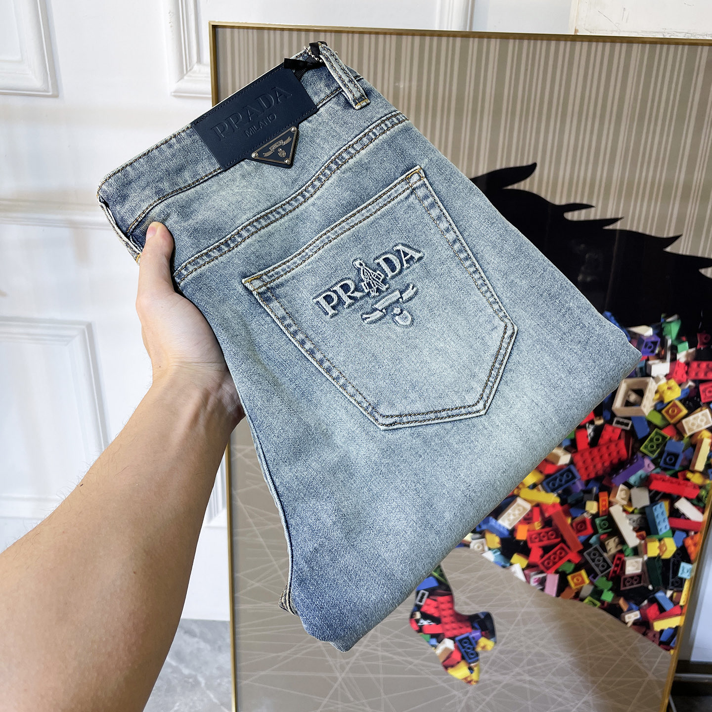 NO:836781,Prada - 2026ss hot spring and summer jeans for the Year of the Horse. Original 1:1 production, a perfect choice for daily necessities, simple and elegant, fashionable and stylish, customized imported denim fabric, heavy washing process, complex workmanship and exquisite craftsmanship. Easily cater to the needs of the four seasons, soft and elastic to the touch, smooth and neat, original accessories and hardware, comfortable upper body, very easy to wear and durable, size 29-36,, prada,jeans,19860909普拉达 - 2026ss马年春夏大爆款牛仔裤.原单1:1制作,日常必备的完美之选,简单大气亦时尚有型,定制进口丹宁面料 ,重工洗水工艺,做工复杂工艺精湛.轻松迎合四季需要,手感柔软带弹力,流畅利落,原版辅料五金,上身舒适非常易搭耐看码数29-36,,prada,jeans,,Men's clothing