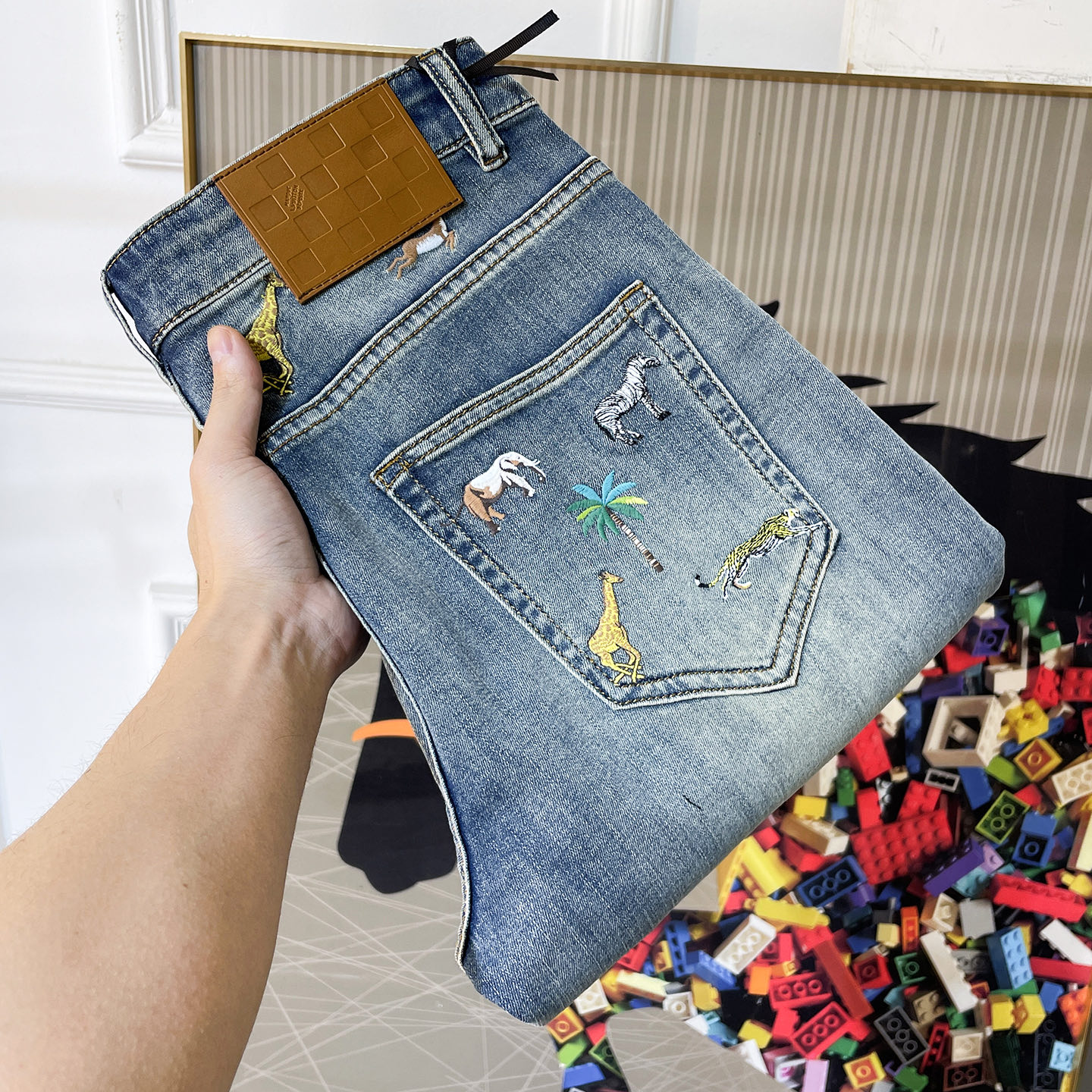 NO:760724,LV - 2026ss hot spring and summer jeans for the Year of the Horse. Made from original 1:1, perfect for daily use, simple and stylish, custom imported denim fabric, heavy washing process, complex workmanship and exquisite craftsmanship. Easily cater to the needs of the four seasons, soft and elastic to the touch, smooth and neat, original accessories and hardware, comfortable upper body, very easy to wear and durable, size 29-36,, louis vuitton, jeans,19860909LV - 2026ss马年春夏大爆款牛仔裤.原单1:1制作,日常必备的完美之选,简单大气亦时尚有型,定制进口丹宁面料 ,重工洗水工艺,做工复杂工艺精湛.轻松迎合四季需要,手感柔软带弹力,流畅利落,原版辅料五金,上身舒适非常易搭耐看码数29-36,,louis vuitton,jeans,,Men's clothing