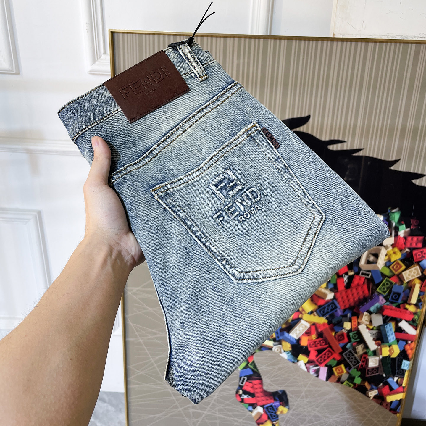 NO:836785,Fendi - 2026ss hot spring and summer jeans for the Year of the Horse. Original 1:1 production, the perfect choice for daily essentials, simple and elegant, fashionable and stylish, customized imported denim fabric, heavy washing process, complex workmanship and exquisite craftsmanship. Easily cater to the needs of the four seasons, soft and elastic to the touch, smooth and neat, original accessories and hardware, comfortable upper body, very easy to wear and durable, size 29-36,,fendi,jeans,19860909芬迪 - 2026ss马年春夏大爆款牛仔裤.原单1:1制作,日常必备的完美之选,简单大气亦时尚有型,定制进口丹宁面料 ,重工洗水工艺,做工复杂工艺精湛.轻松迎合四季需要,手感柔软带弹力,流畅利落,原版辅料五金,上身舒适非常易搭耐看码数29-36,,fendi,jeans,,Men's clothing