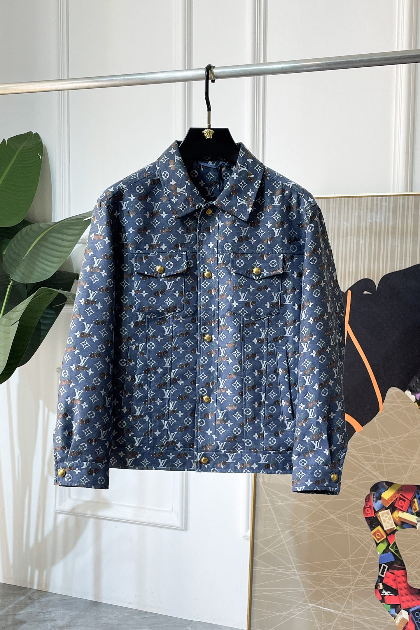 NO:760749,LV - 2026ss Year of the Horse Spring Jacket, customized with high-quality polyester fiber fabric!  Logo design with top fashion big-name elements, complete with three standards!  Original hardware accessories, smooth lines, exquisite craftsmanship, awesome upper body shape, comfortable fabrics, windproof and warm, it is very fashionable, handsome and a must-have for casual and fashionable men with any combination!  Sizes M-3XL can fit up to 190 pounds!  ,,louis vuitton,jackets & coats,jackets & coats,19860909LV - 2026ss马年贺岁款春装夹克外套,定制高品质聚酯纤维面料！顶级时尚大牌元素logo设计,三标齐全！原版五金辅料,线条流畅,工艺精致,上身版型超赞,面料舒适,挡风保暖,随意搭配都非常时尚帅气休闲时尚男仕必备款哦！尺码M-3XL 最大穿190斤！,,louis vuitton,jackets & coats,jackets & coats,,Men's clothing