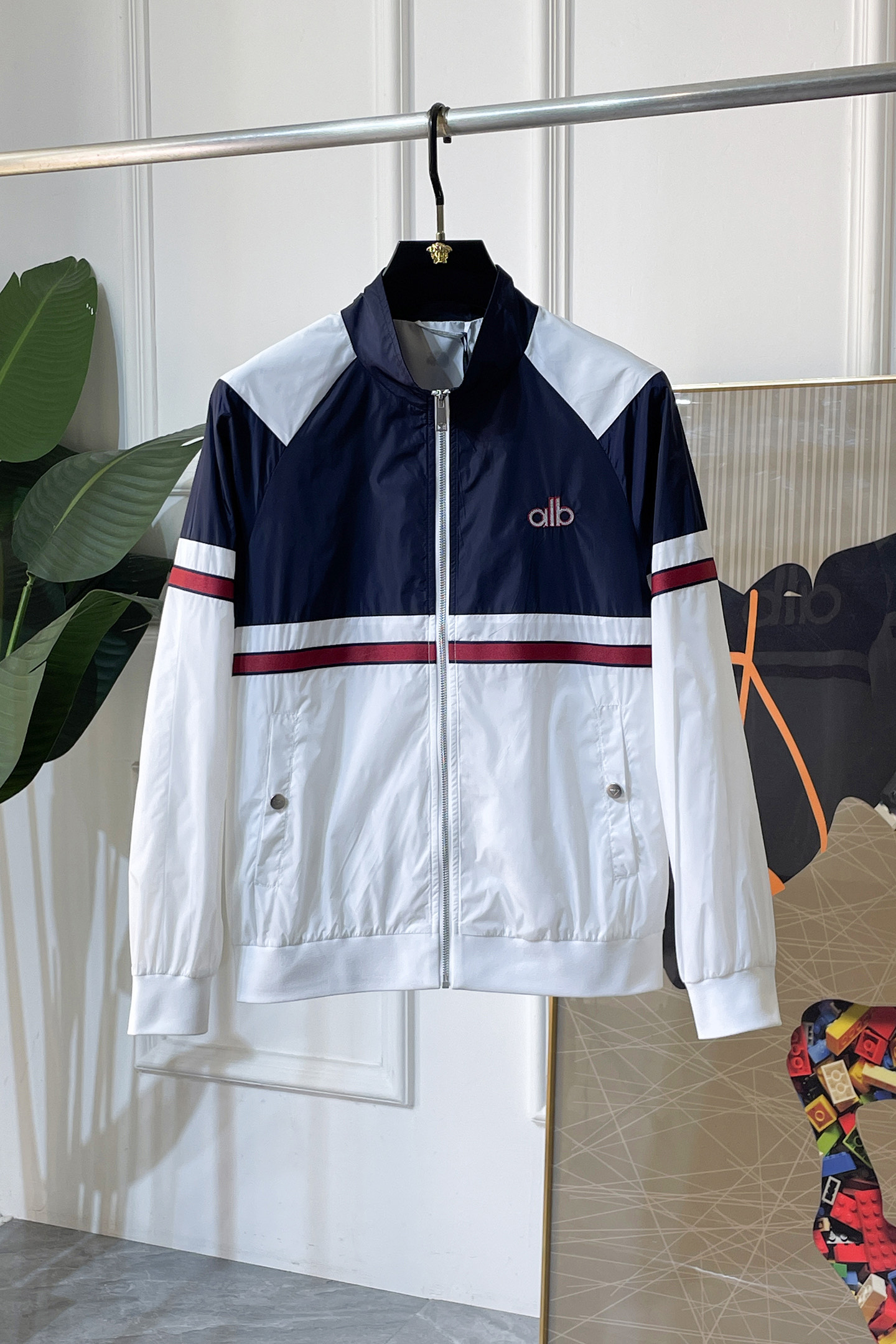 NO:760753,alo - 2026ss Year of the Horse Spring Jacket, customized with high-quality polyester fiber fabric!  Logo design with top fashion big-name elements, complete with three standards!  Original hardware accessories, smooth lines, exquisite craftsmanship, awesome upper body shape, comfortable fabrics, windproof and warm, it is very fashionable, handsome and a must-have for casual and fashionable men with any combination!  Sizes M-3XL can fit up to 190 pounds!  ,,jackets & coats,jackets & coats,19860909alo - 2026ss马年贺岁款春装夹克外套,定制高品质聚酯纤维面料！顶级时尚大牌元素logo设计,三标齐全！原版五金辅料,线条流畅,工艺精致,上身版型超赞,面料舒适,挡风保暖,随意搭配都非常时尚帅气休闲时尚男仕必备款哦！尺码M-3XL 最大穿190斤！,,jackets & coats,jackets & coats,,Men's clothing