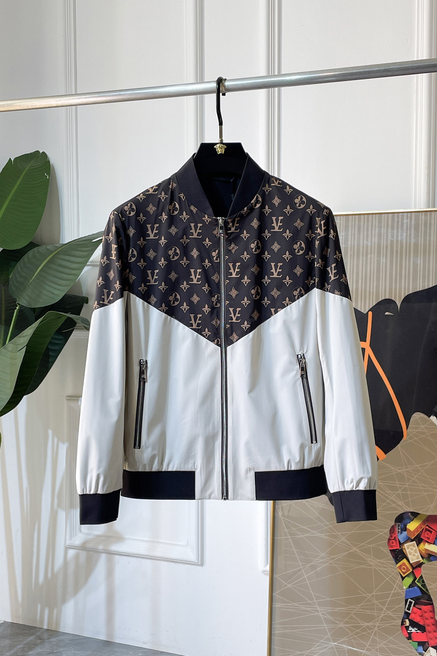 NO:760758,LV - 2026ss Year of the Horse Spring Jacket, customized with high-quality polyester fiber fabric!  Logo design with top fashion big-name elements, complete with three standards!  Original hardware accessories, smooth lines, exquisite craftsmanship, awesome upper body shape, comfortable fabrics, windproof and warm, it is very fashionable, handsome and a must-have for casual and fashionable men with any combination!  Sizes M-3XL can fit up to 190 pounds!  ,,louis vuitton,jackets & coats,jackets & coats,19860909LV - 2026ss马年贺岁款春装夹克外套,定制高品质聚酯纤维面料！顶级时尚大牌元素logo设计,三标齐全！原版五金辅料,线条流畅,工艺精致,上身版型超赞,面料舒适,挡风保暖,随意搭配都非常时尚帅气休闲时尚男仕必备款哦！尺码M-3XL 最大穿190斤！,,louis vuitton,jackets & coats,jackets & coats,,Men's clothing