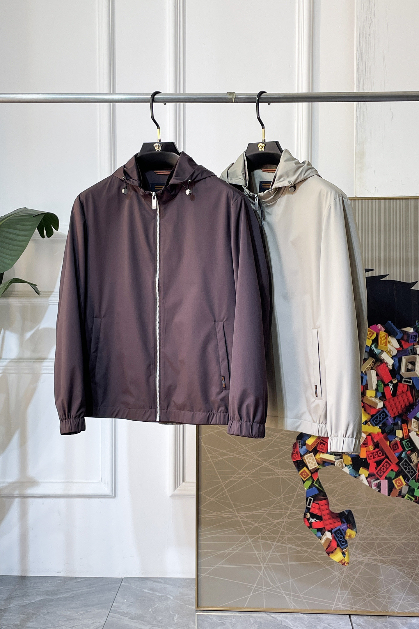 NO:760761,Zegna - 2026ss Year of the Horse Spring Jacket, customized with high-quality polyester fiber fabric!  Logo design with top fashion big-name elements, complete with three standards!  Original hardware accessories, smooth lines, exquisite craftsmanship, awesome upper body shape, comfortable fabrics, windproof and warm, it is very fashionable, handsome and a must-have for casual and fashionable men with any combination!  Sizes M-3XL can fit up to 190 pounds!  ,,zegna,jackets & coats,jackets & coats,19860909杰尼娅 - 2026ss马年贺岁款春装夹克外套,定制高品质聚酯纤维面料！顶级时尚大牌元素logo设计,三标齐全！原版五金辅料,线条流畅,工艺精致,上身版型超赞,面料舒适,挡风保暖,随意搭配都非常时尚帅气休闲时尚男仕必备款哦！尺码M-3XL 最大穿190斤！,,zegna,jackets & coats,jackets & coats,,Men's clothing