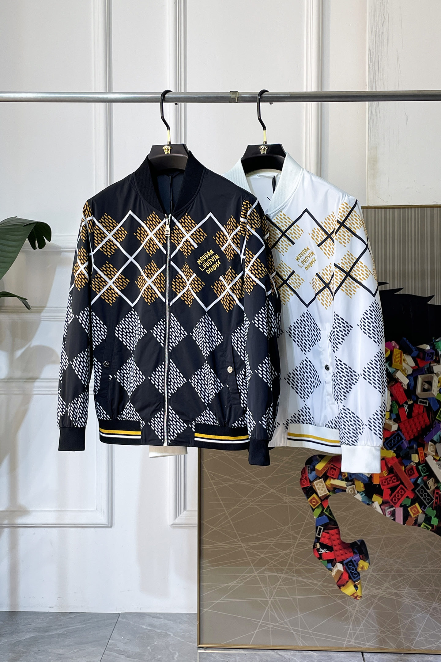 NO:760772,LV - 2026ss Year of the Horse Spring Jacket, customized with high-quality polyester fiber fabric!  Logo design with top fashion big-name elements, complete with three standards!  Original hardware accessories, smooth lines, exquisite craftsmanship, awesome upper body shape, comfortable fabrics, windproof and warm, it is very fashionable, handsome and a must-have for casual and fashionable men with any combination!  Sizes M-3XL can fit up to 190 pounds!  ,,louis vuitton,jackets & coats,jackets & coats,19860909LV - 2026ss马年贺岁款春装夹克外套,定制高品质聚酯纤维面料！顶级时尚大牌元素logo设计,三标齐全！原版五金辅料,线条流畅,工艺精致,上身版型超赞,面料舒适,挡风保暖,随意搭配都非常时尚帅气休闲时尚男仕必备款哦！尺码M-3XL 最大穿190斤！,,louis vuitton,jackets & coats,jackets & coats,,Men's clothing