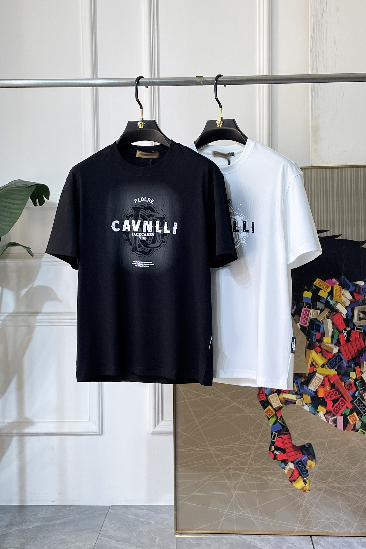 NO:774134,Cavalli - 2026ss Year of the Horse spring and summer high-quality short-sleeved T-shirts. Official website synchronization. High-end quality. Customized top-grade mercerized cotton fabric, 1:1 production by top manufacturers, fashionable brand heavy craftsmanship logo design, soft and delicate feel. Skin-friendly and comfortable to wear. Versatile and casual. The upper body is very good. Handsome. A must-have for trendy men. Sizes M-3XL. Can wear up to 200 pounds!  ,,T-shirt,tees,t-shirt,19860909卡瓦利 - 2026ss马年贺岁款春夏精品短袖T恤 官网同步 高端品质 定制顶级丝光棉面料,顶级大厂1:1制作,时尚大牌重工艺logo设计,手感柔软细腻 穿着亲肤舒适 百搭休闲 上身非常赞 帅气 潮男必备品 尺码M-3XL 最大可穿200斤！,,T-shirt,tees，t-shirt,,Men's clothing