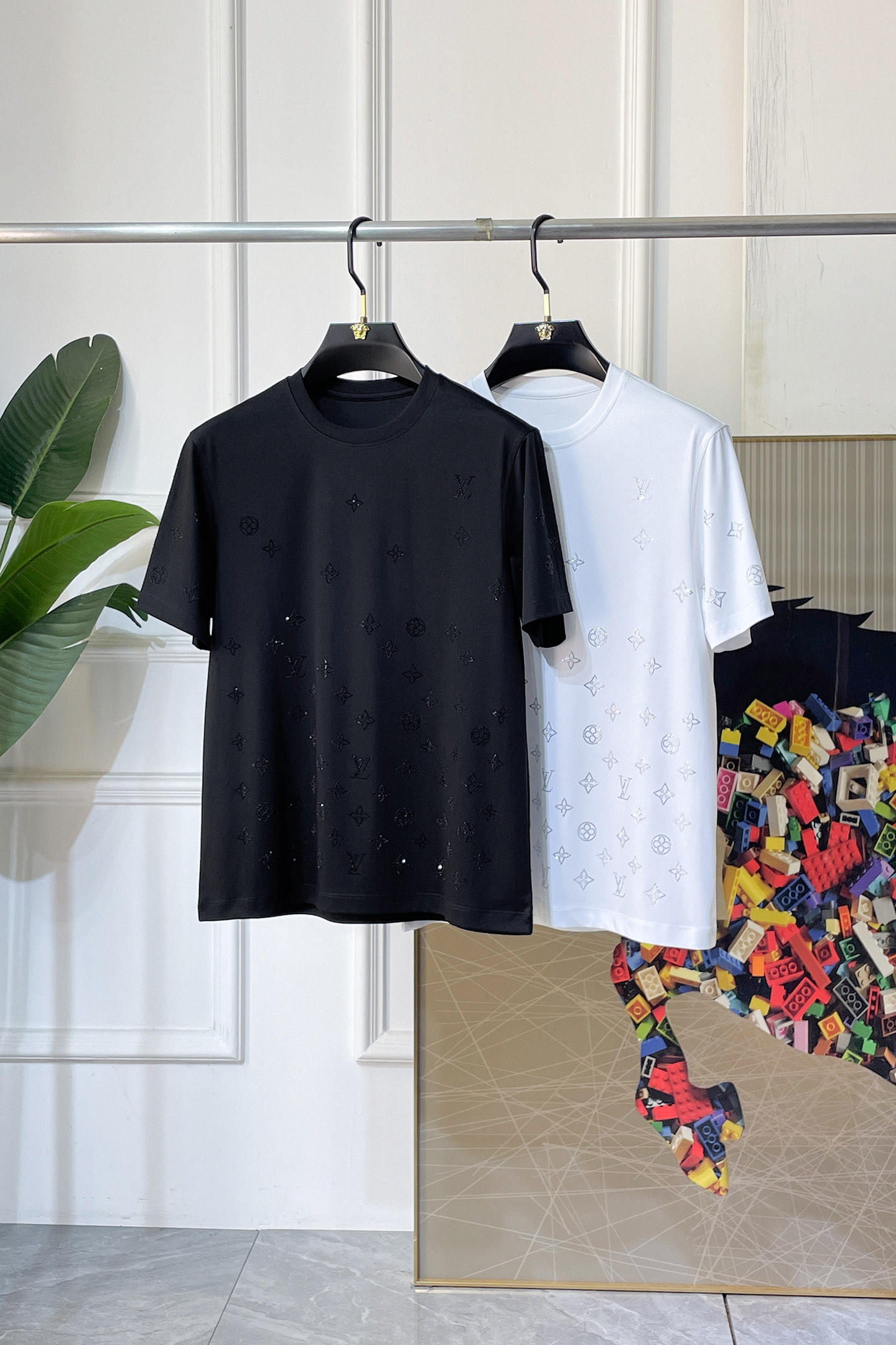 NO:774142,LV - 2026ss Spring and Summer high-quality short-sleeved T-shirt for the Year of the Horse, synchronized with the official website, high-end quality, customized top-grade mercerized cotton fabric, 1:1 production by top manufacturers, fashionable brand heavy craftsmanship logo design, soft and delicate feel, skin-friendly and comfortable to wear, versatile and casual, the upper body is very good, handsome, a must-have for trendy men, sizes M-3XL, can wear up to 200 pounds!  ,,louis vuitton,T-shirt,tees,t-shirt,19860909LV - 2026ss马年贺岁款春夏精品短袖T恤 官网同步 高端品质 定制顶级丝光棉面料,顶级大厂1:1制作,时尚大牌重工艺logo设计,手感柔软细腻 穿着亲肤舒适 百搭休闲 上身非常赞 帅气 潮男必备品 尺码M-3XL 最大可穿200斤！,,louis vuitton,T-shirt,tees，t-shirt,,Men's clothing
