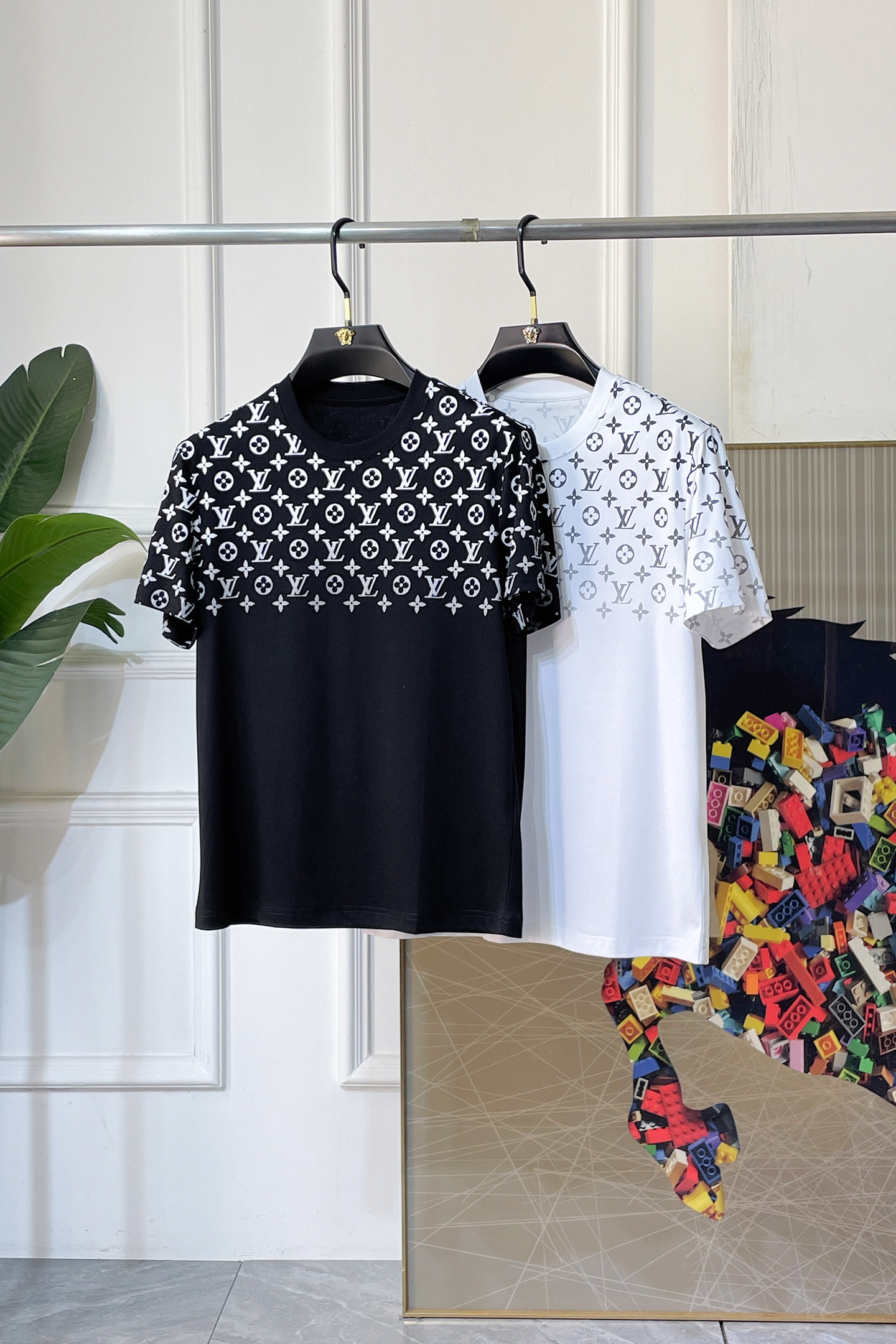 NO:836796,LV - 2026ss Spring and Summer high-quality short-sleeved T-shirt for the Year of the Horse, synchronized with the official website, high-end quality, customized top-grade mercerized cotton fabric, 1:1 production by top manufacturers, fashionable brand heavy craftsmanship logo design, soft and delicate feel, skin-friendly and comfortable to wear, versatile and casual, the upper body is very good, handsome, a must-have for trendy men, size M-3XL, can wear up to 190 pounds!  ,,louis vuitton,T-shirt,tees,t-shirt,19860909LV - 2026ss马年贺岁款春夏精品短袖T恤 官网同步 高端品质 定制顶级丝光棉面料,顶级大厂1:1制作,时尚大牌重工艺logo设计,手感柔软细腻 穿着亲肤舒适 百搭休闲 上身非常赞 帅气 潮男必备品 尺码M-3XL 最大可穿190斤！,,louis vuitton,T-shirt,tees，t-shirt,,Men's clothing