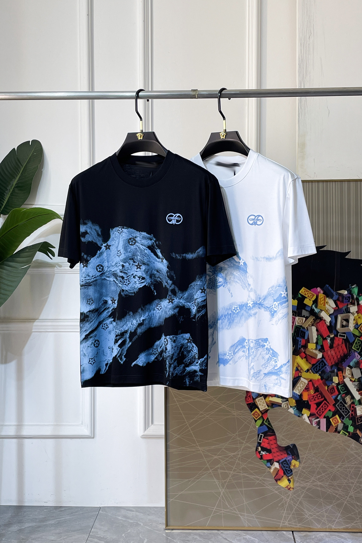 NO:774160,LV - 2026ss Spring and Summer high-quality short-sleeved T-shirt for the Year of the Horse, synchronized with the official website, high-end quality, customized top-grade mercerized cotton fabric, 1:1 production by top manufacturers, fashionable brand heavy craftsmanship logo design, soft and delicate feel, skin-friendly and comfortable to wear, versatile and casual, the upper body is very good, handsome, a must-have for trendy men, sizes M-3XL, can wear up to 200 pounds!  ,,louis vuitton,T-shirt,tees,t-shirt,19860909LV - 2026ss马年贺岁款春夏精品短袖T恤 官网同步 高端品质 定制顶级丝光棉面料,顶级大厂1:1制作,时尚大牌重工艺logo设计,手感柔软细腻 穿着亲肤舒适 百搭休闲 上身非常赞 帅气 潮男必备品 尺码M-3XL 最大可穿200斤！,,louis vuitton,T-shirt,tees，t-shirt,,Men's clothing