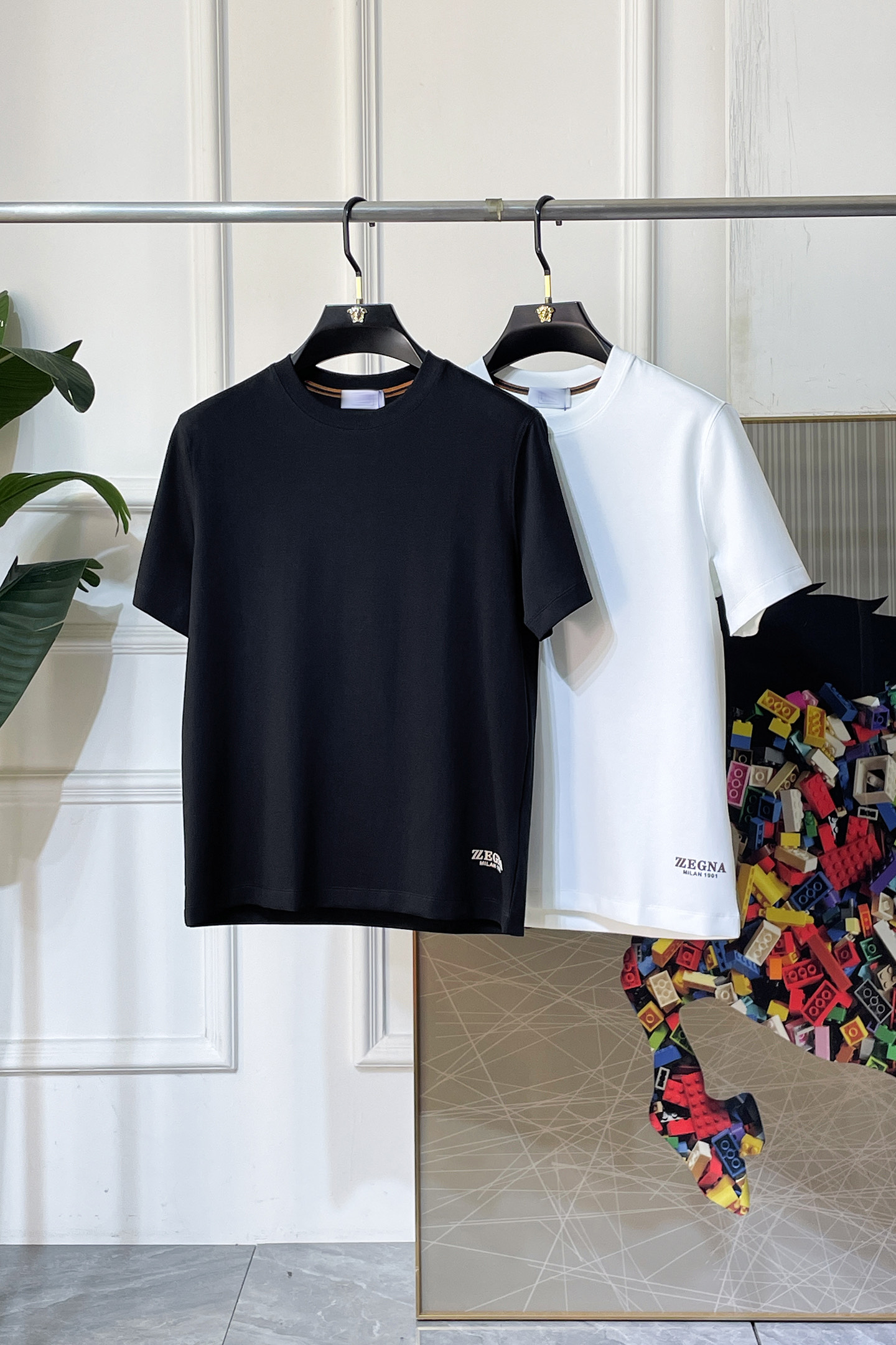 NO:774139,Zegna - 2026ss Spring and Summer high-quality short-sleeved T-shirt for the Year of the Horse. Official website synchronization. High-end quality. Customized top-grade mercerized cotton fabric, 1:1 production by top manufacturers, fashionable brand heavy craftsmanship logo design, soft and delicate feel. Skin-friendly and comfortable to wear. Versatile and casual. The upper body is very good. Handsome. A must-have for trendy men. Size M-3XL. Can wear up to 200 pounds!  ,,zegna,T-shirt,tees,t-shirt,19860909杰尼娅 - 2026ss马年贺岁款春夏精品短袖T恤 官网同步 高端品质 定制顶级丝光棉面料,顶级大厂1:1制作,时尚大牌重工艺logo设计,手感柔软细腻 穿着亲肤舒适 百搭休闲 上身非常赞 帅气 潮男必备品 尺码M-3XL 最大可穿200斤！,,zegna,T-shirt,tees，t-shirt,,Men's clothing