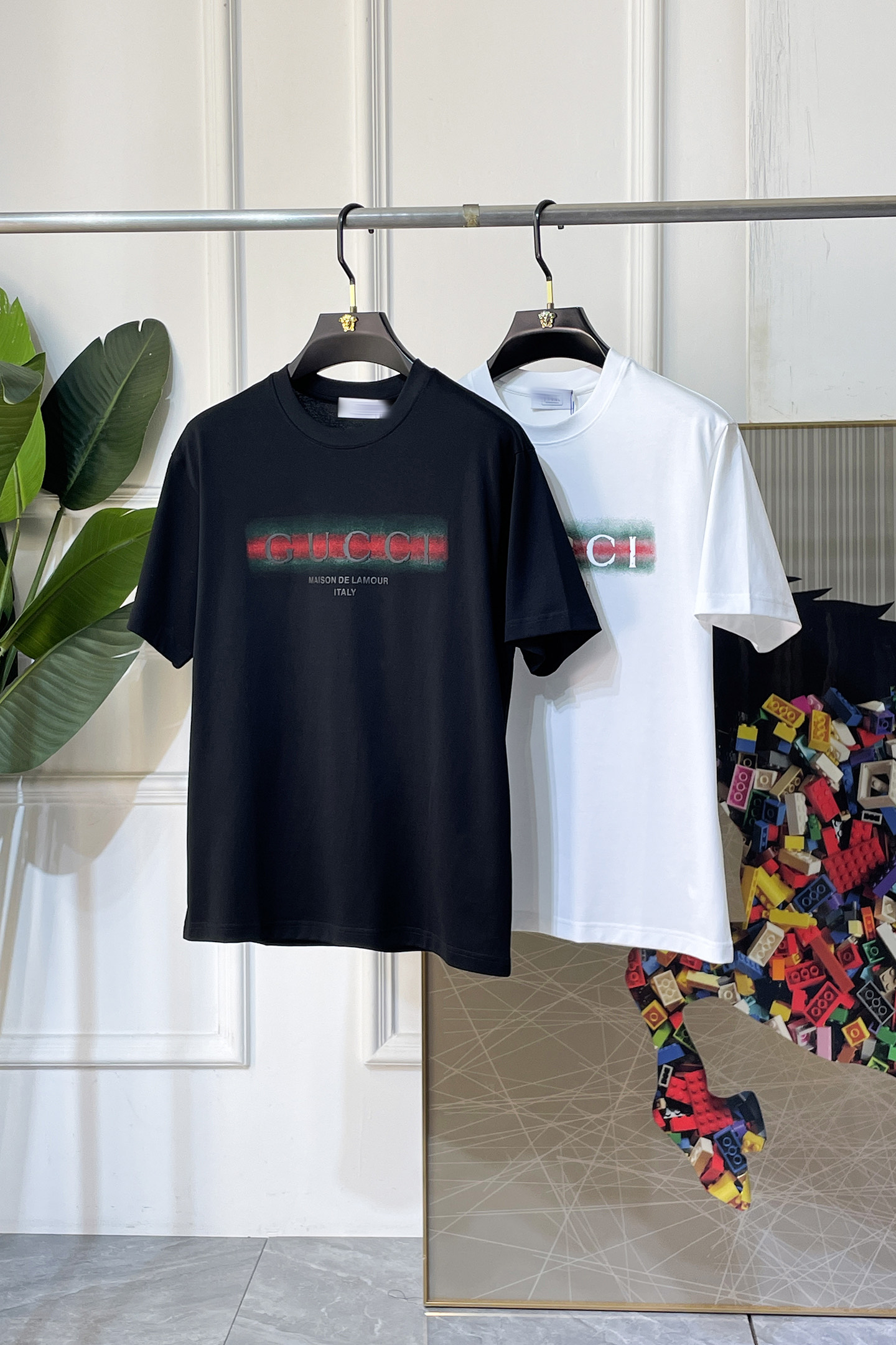 NO:774137,Gucci - 2026ss Year of the Horse spring and summer high-quality short-sleeved T-shirts. Official website synchronization. High-end quality. Customized top-grade mercerized cotton fabric, 1:1 production by top manufacturers, fashionable brand heavy craftsmanship logo design, soft and delicate feel. Skin-friendly and comfortable to wear. Versatile and casual. The upper body is very good. Handsome. A must-have for trendy men. Sizes M-3XL. Can wear up to 200 pounds!  ,,T-shirt,tees,t-shirt,19860909古奇 - 2026ss马年贺岁款春夏精品短袖T恤 官网同步 高端品质 定制顶级丝光棉面料,顶级大厂1:1制作,时尚大牌重工艺logo设计,手感柔软细腻 穿着亲肤舒适 百搭休闲 上身非常赞 帅气 潮男必备品 尺码M-3XL 最大可穿200斤！,,T-shirt,tees，t-shirt,,Men's clothing