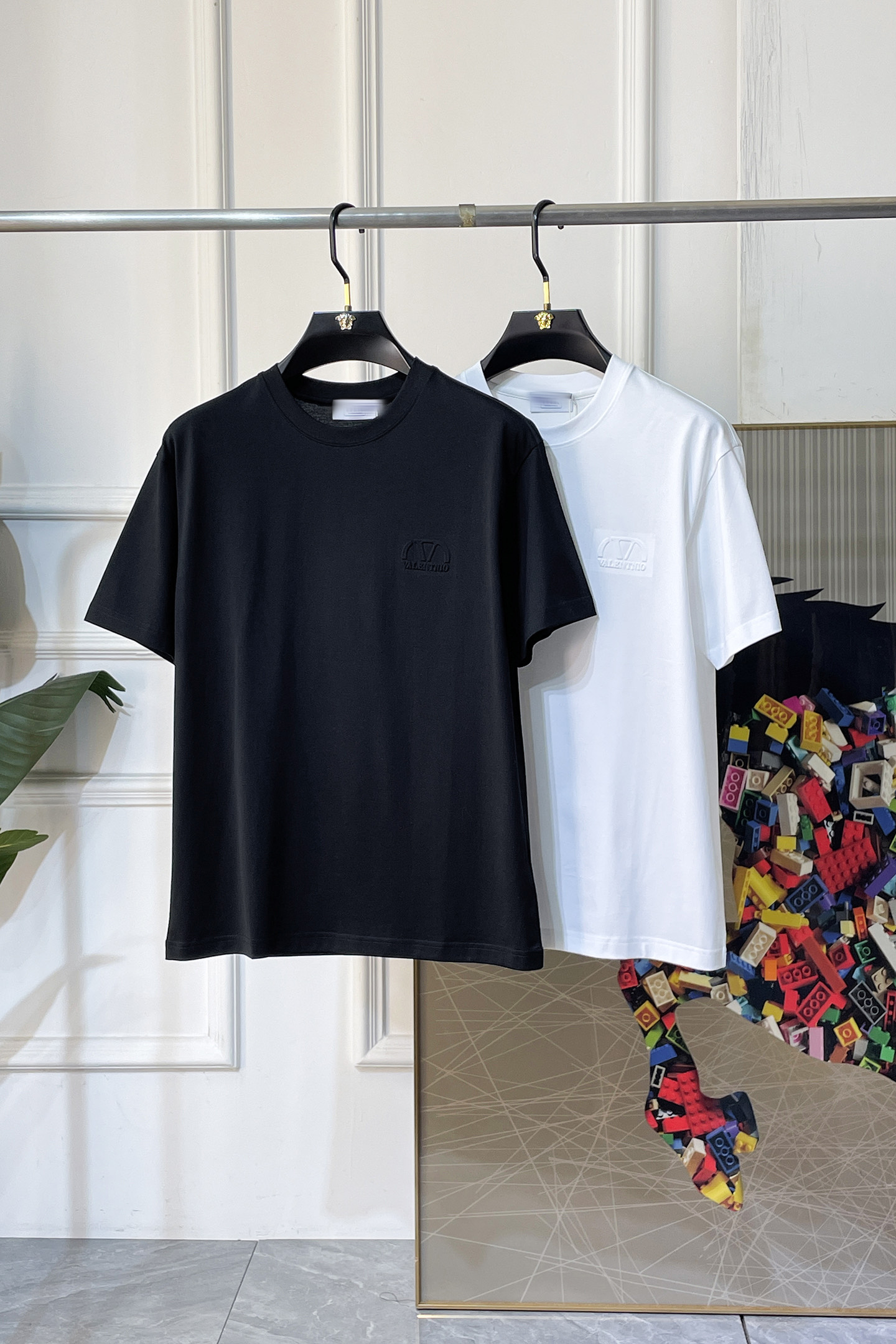 NO:847852,Valentino - 2026 Year of the Horse spring and summer new men's wide-edition short-sleeved T-shirt, urban casual style, a highly designed item, top-grade foreign merchants provide customized cotton fabrics, extremely comfortable and breathable, positive skin-friendly, subverting the comfort experience brought by traditional fabrics, exquisite craftsmanship and accessories. The brand LOGO pattern on the chest is made with unique craftsmanship, with strong style. Original tailoring, meticulous detail processing better highlights its quality. Loose size M-3XL  The maximum weight you can wear!  ,,valentino,T-shirt,tees,t-shirt,19860909华伦天奴 - 2026马年春夏新款男士阔版短袖T恤,都市休闲风格,极具设计感的一款单品,顶级外商客供定制棉面料,上手极微舒适透气,亲肤性积极,颠覆传统面料所带来的舒适体验,工艺辅料考究.胸前品牌LOGO图案以独特工艺制作而成,风格性极强.原版剪裁,一丝不苟细节处理更佳彰显其品质.宽松尺码M-3XL 最大可穿斤！,,valentino,T-shirt,tees，t-shirt,,Men's clothing
