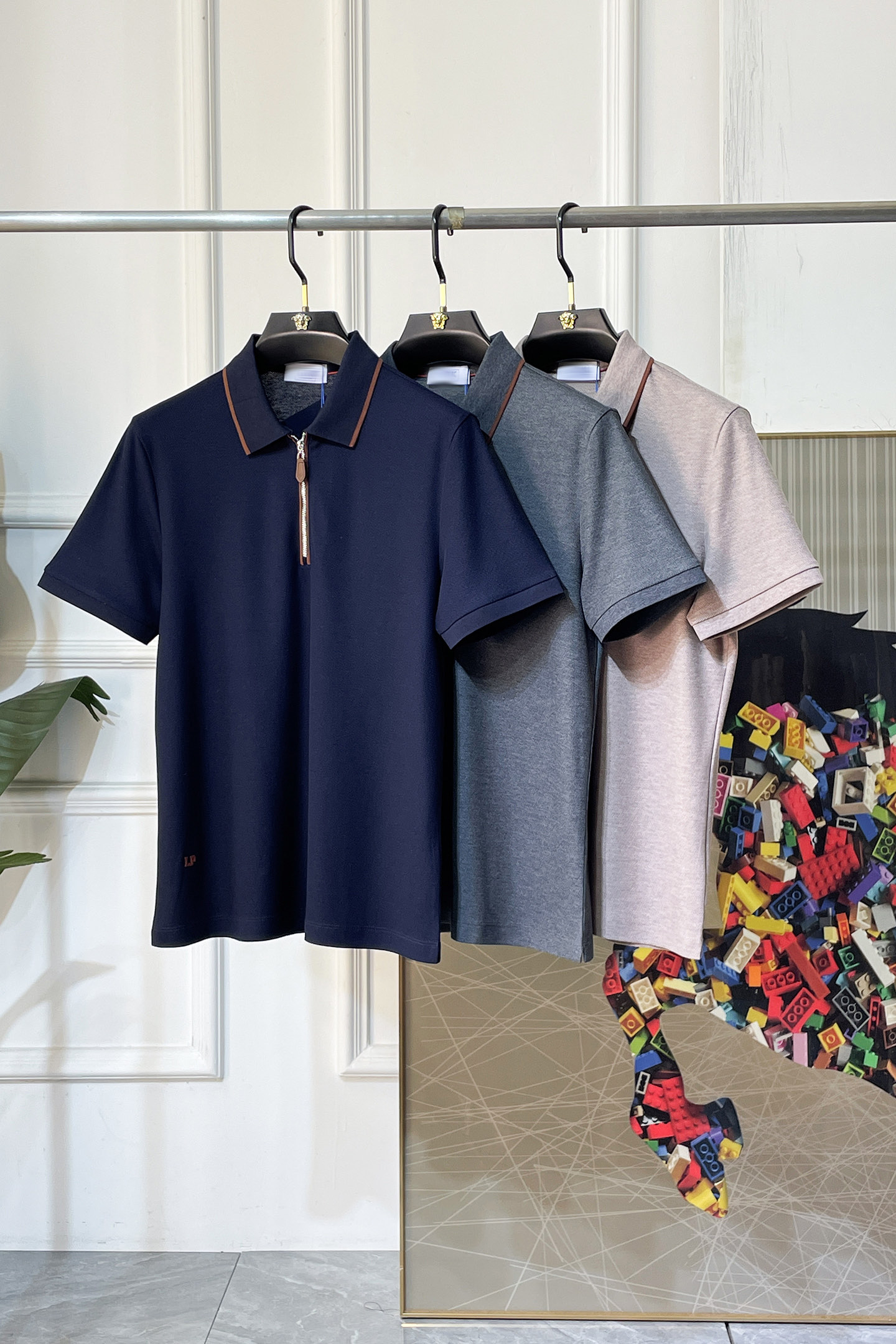 NO:847862,LP Noyo - 2026ss New Year of the Horse spring and summer new polo collar short-sleeved series. Selected high-quality double mercerized pique cotton fabrics, fashionable big-name element logo design, awesome upper body shape, fine, comfortable and breathable fabrics, super good-looking and a must-have for fashionable men with any combination!  Sizes M-3XL can fit up to 200 pounds!  ,,loro piana,T-shirt,19860909LP诺悠 - 2026ss马年春夏新款polo领短袖系列.精选优质双丝光珠地棉面料,时尚大牌元素logo设计,上身版型超赞,面料细腻舒适透气,随意搭配都超级好看时尚型男必备款哦！尺码M-3XL 最大可穿200斤！,,loro piana,T-shirt,,Men's clothing