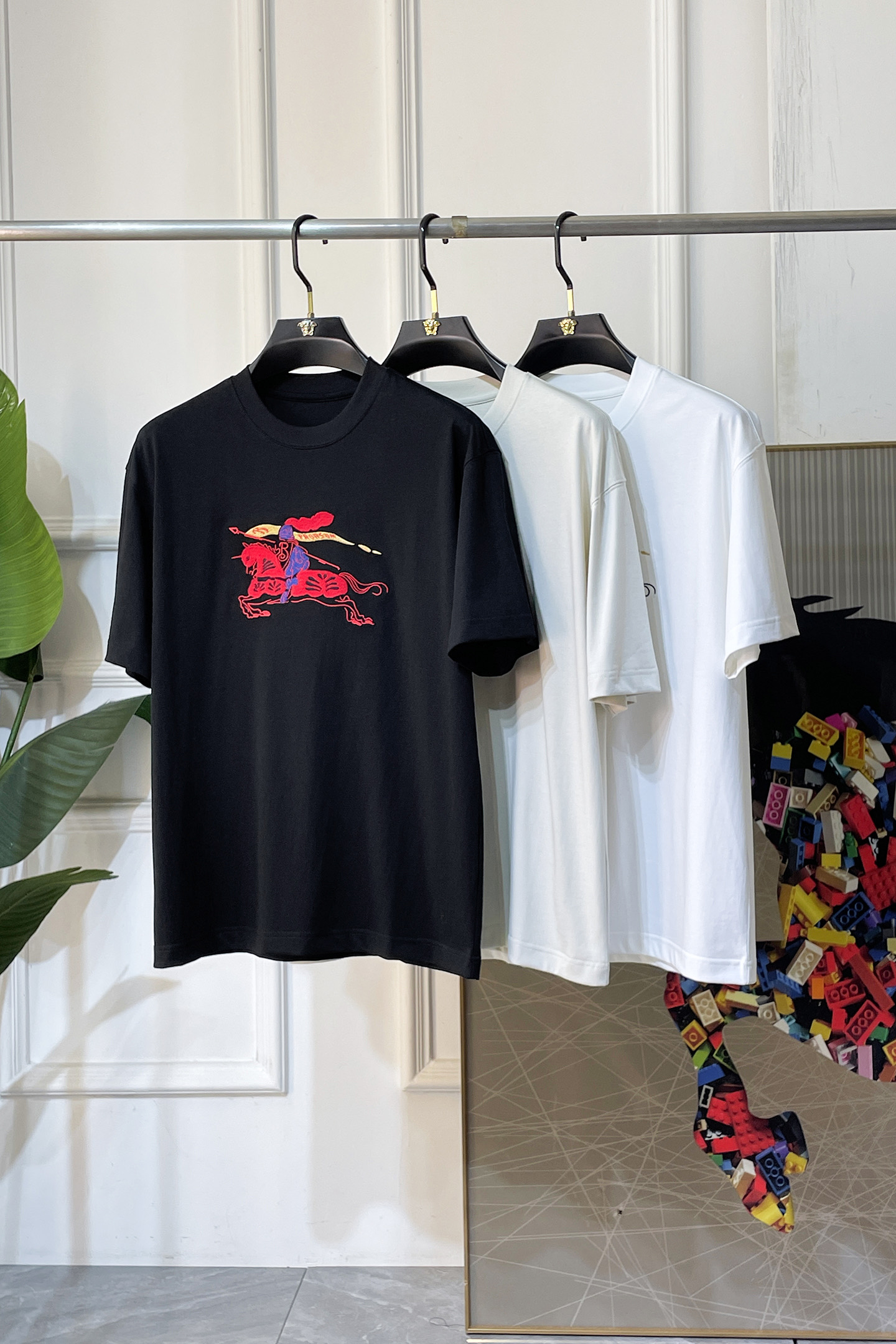 NO:774132,Burberry - 2026 Year of the Horse Spring and Summer new men's wide-edition short-sleeved T-shirt, urban casual style, a highly designed item, top-grade foreign merchants provide customized cotton fabrics, extremely comfortable and breathable, positive skin-friendly, subverting the comfort experience brought by traditional fabrics, exquisite craftsmanship and accessories. The brand LOGO pattern on the chest is made with unique craftsmanship, with strong style. Original tailoring, meticulous detail processing better highlights its quality. Loose size M-3XL  The maximum weight you can wear!  ,,burberry,T-shirt,tees,t-shirt,19860909巴宝莉 - 2026马年春夏新款男士阔版短袖T恤,都市休闲风格,极具设计感的一款单品,顶级外商客供定制棉面料,上手极微舒适透气,亲肤性积极,颠覆传统面料所带来的舒适体验,工艺辅料考究.胸前品牌LOGO图案以独特工艺制作而成,风格性极强.原版剪裁,一丝不苟细节处理更佳彰显其品质.宽松尺码M-3XL 最大可穿斤！,,burberry,T-shirt,tees，t-shirt,,Men's clothing