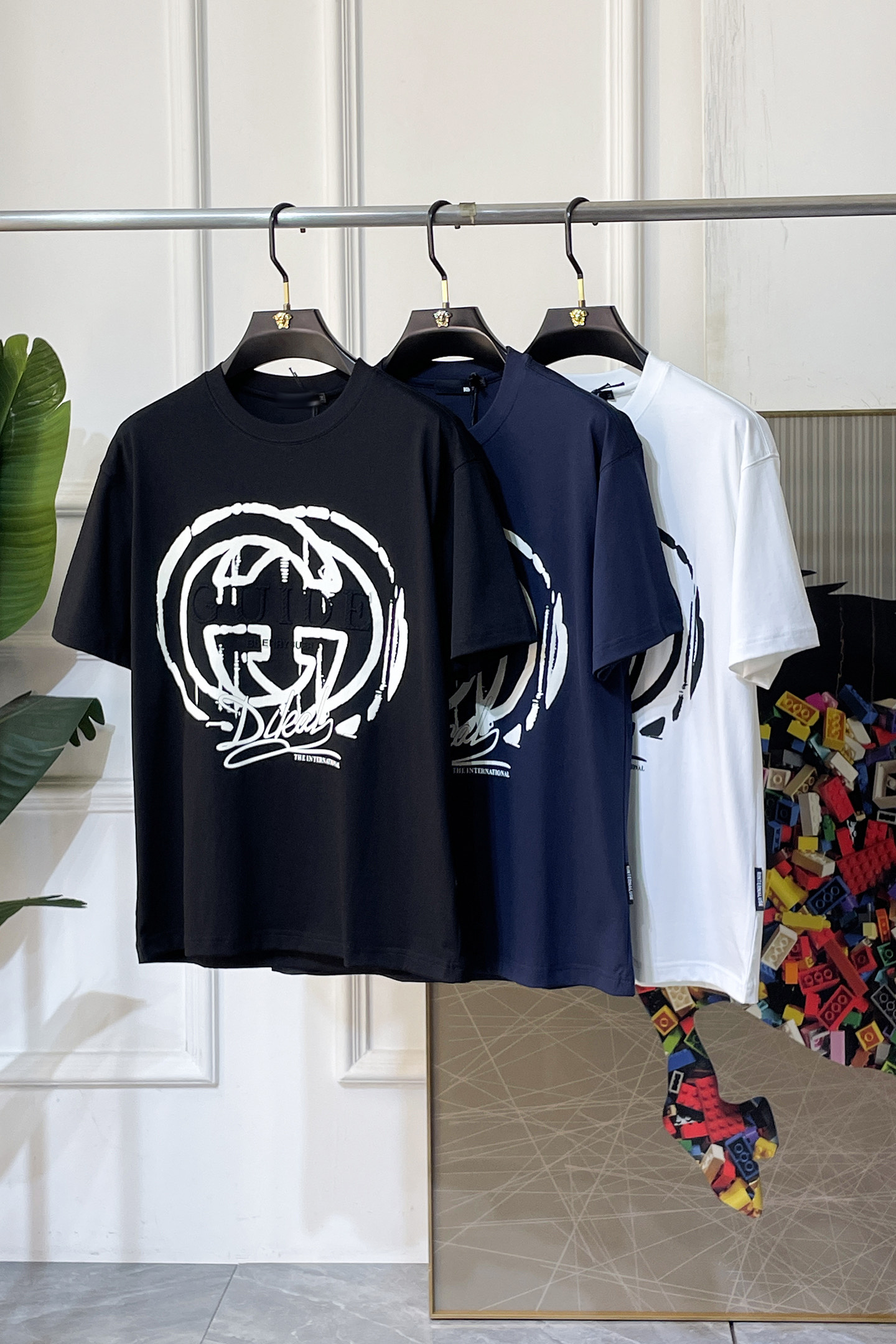 NO:774148,Gucci - 2026 Year of the Horse spring and summer new men's wide-edition short-sleeved T-shirt, urban casual style, a highly designed item, top-grade foreign merchants provide customized cotton fabrics, extremely comfortable and breathable, positive skin-friendly, subverting the comfort experience brought by traditional fabrics, exquisite craftsmanship and accessories. The brand LOGO pattern on the chest is made with unique craftsmanship, with strong style. Original tailoring, meticulous detail processing better highlights its quality. Loose size M-3XL  Can wear up to 210 pounds!  ,,T-shirt,tees,t-shirt,19860909古奇 - 2026马年春夏新款男士阔版短袖T恤,都市休闲风格,极具设计感的一款单品,顶级外商客供定制棉面料,上手极微舒适透气,亲肤性积极,颠覆传统面料所带来的舒适体验,工艺辅料考究.胸前品牌LOGO图案以独特工艺制作而成,风格性极强.原版剪裁,一丝不苟细节处理更佳彰显其品质.宽松尺码M-3XL 最大可穿210斤！,,T-shirt,tees，t-shirt,,Men's clothing
