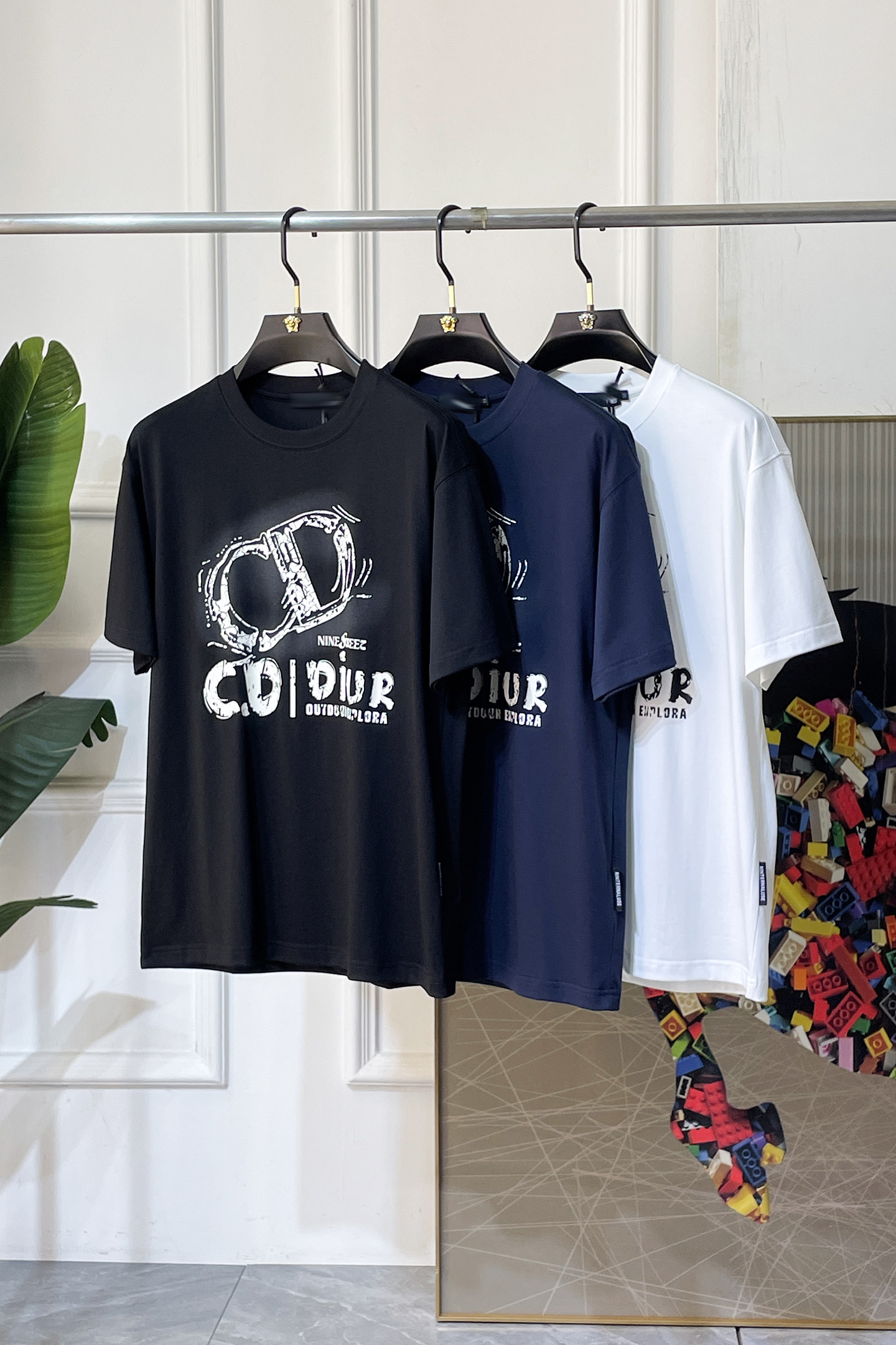 NO:774151,Dior - 2026 Year of the Horse Spring and Summer new men's wide-edition short-sleeved T-shirt, urban casual style, a very design item, top-grade foreign merchants provide customized cotton fabrics, extremely comfortable and breathable, positive skin-friendly, subverting the comfort experience brought by traditional fabrics, exquisite craftsmanship and accessories. The brand LOGO pattern on the chest is made with unique craftsmanship, with strong style. Original tailoring, meticulous detail processing better highlights its quality. Loose size M-3XL  Can wear up to 210 pounds!  ,,dior,T-shirt,tees,t-shirt,19860909迪奥 - 2026马年春夏新款男士阔版短袖T恤,都市休闲风格,极具设计感的一款单品,顶级外商客供定制棉面料,上手极微舒适透气,亲肤性积极,颠覆传统面料所带来的舒适体验,工艺辅料考究.胸前品牌LOGO图案以独特工艺制作而成,风格性极强.原版剪裁,一丝不苟细节处理更佳彰显其品质.宽松尺码M-3XL 最大可穿210斤！,,dior,T-shirt,tees，t-shirt,,Men's clothing