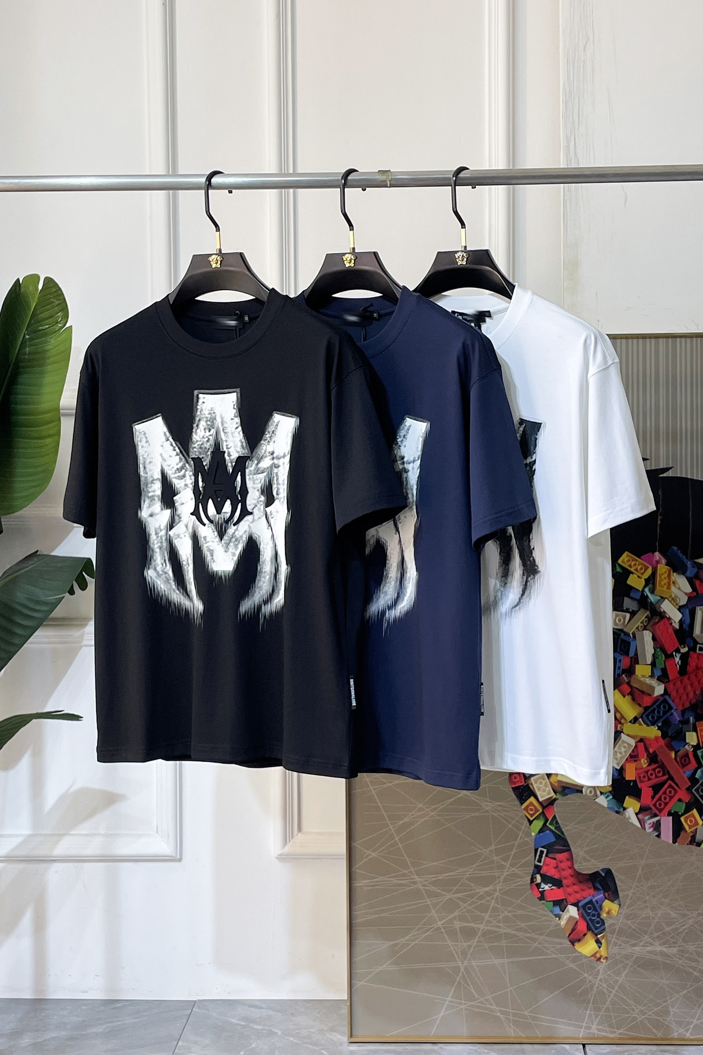 NO:774154,Trendy brand - 2026 Year of the Horse Spring and Summer new men's wide-edition short-sleeved T-shirt, urban casual style, a very design item, top-grade foreign merchants provide customized cotton fabrics, extremely comfortable and breathable, positive skin-friendly, subverting the comfort experience brought by traditional fabrics, exquisite craftsmanship and accessories. The brand LOGO pattern on the chest is made with unique craftsmanship, with strong style. Original tailoring, meticulous detail processing better highlights its quality. Loose size M-3XL  Can wear up to 210 pounds!  ,,T-shirt,tees,t-shirt,19860909潮牌 - 2026马年春夏新款男士阔版短袖T恤,都市休闲风格,极具设计感的一款单品,顶级外商客供定制棉面料,上手极微舒适透气,亲肤性积极,颠覆传统面料所带来的舒适体验,工艺辅料考究.胸前品牌LOGO图案以独特工艺制作而成,风格性极强.原版剪裁,一丝不苟细节处理更佳彰显其品质.宽松尺码M-3XL 最大可穿210斤！,,T-shirt,tees，t-shirt,,Men's clothing