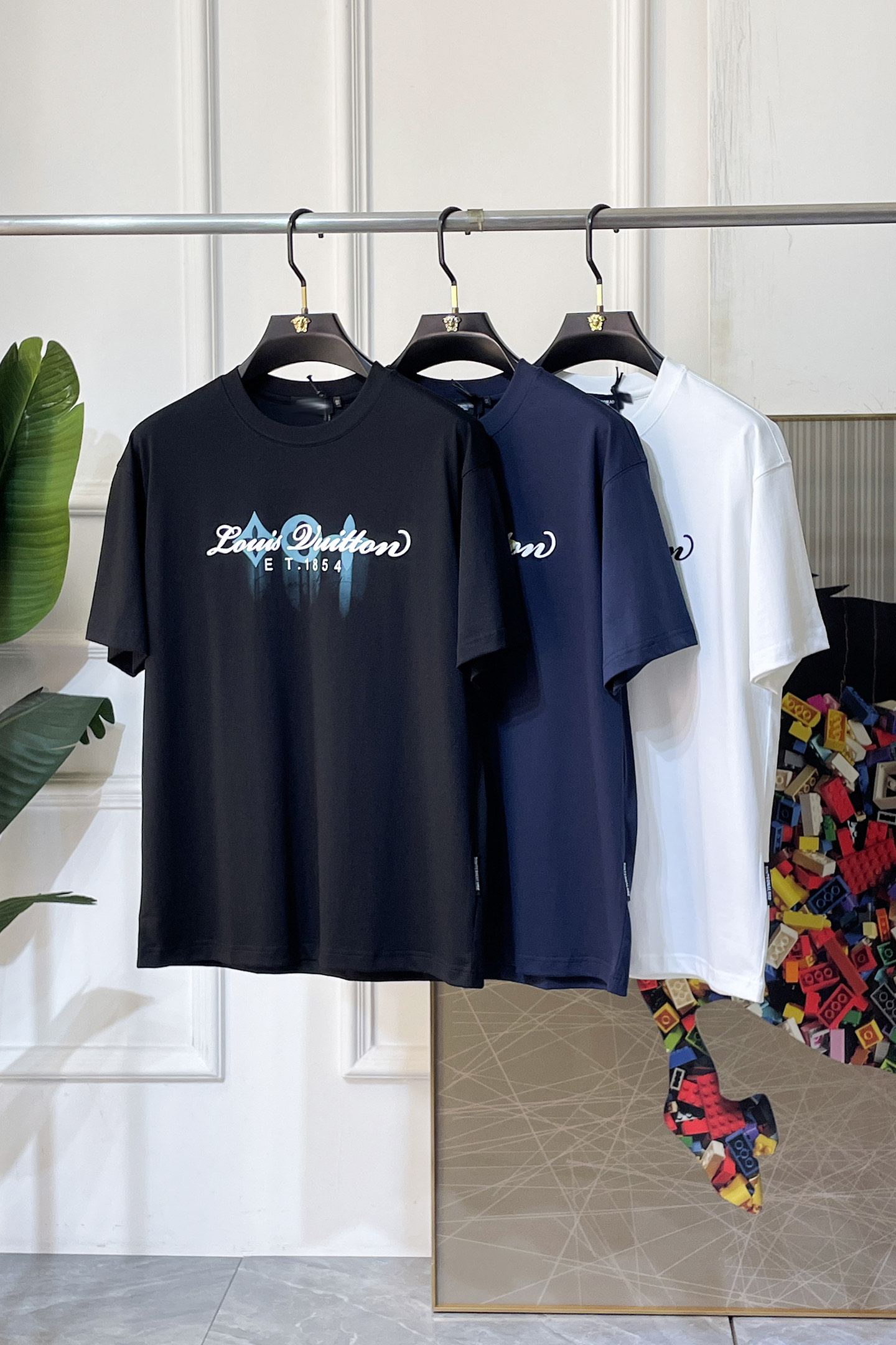 NO:774157,LV - 2026 Year of the Horse spring and summer new men's wide-edition short-sleeved T-shirt, urban casual style, a highly designed item, top-grade foreign merchants provide customized cotton fabrics, extremely comfortable and breathable, positive skin-friendly, subverting the comfort experience brought by traditional fabrics, exquisite craftsmanship and accessories. The brand LOGO pattern on the chest is made with unique craftsmanship, with strong style. Original tailoring, meticulous detail processing better highlights its quality. Loose size M-3XL  Can wear up to 210 pounds!  ,,louis vuitton,T-shirt,tees,t-shirt,19860909LV - 2026马年春夏新款男士阔版短袖T恤,都市休闲风格,极具设计感的一款单品,顶级外商客供定制棉面料,上手极微舒适透气,亲肤性积极,颠覆传统面料所带来的舒适体验,工艺辅料考究.胸前品牌LOGO图案以独特工艺制作而成,风格性极强.原版剪裁,一丝不苟细节处理更佳彰显其品质.宽松尺码M-3XL 最大可穿210斤！,,louis vuitton,T-shirt,tees，t-shirt,,Men's clothing