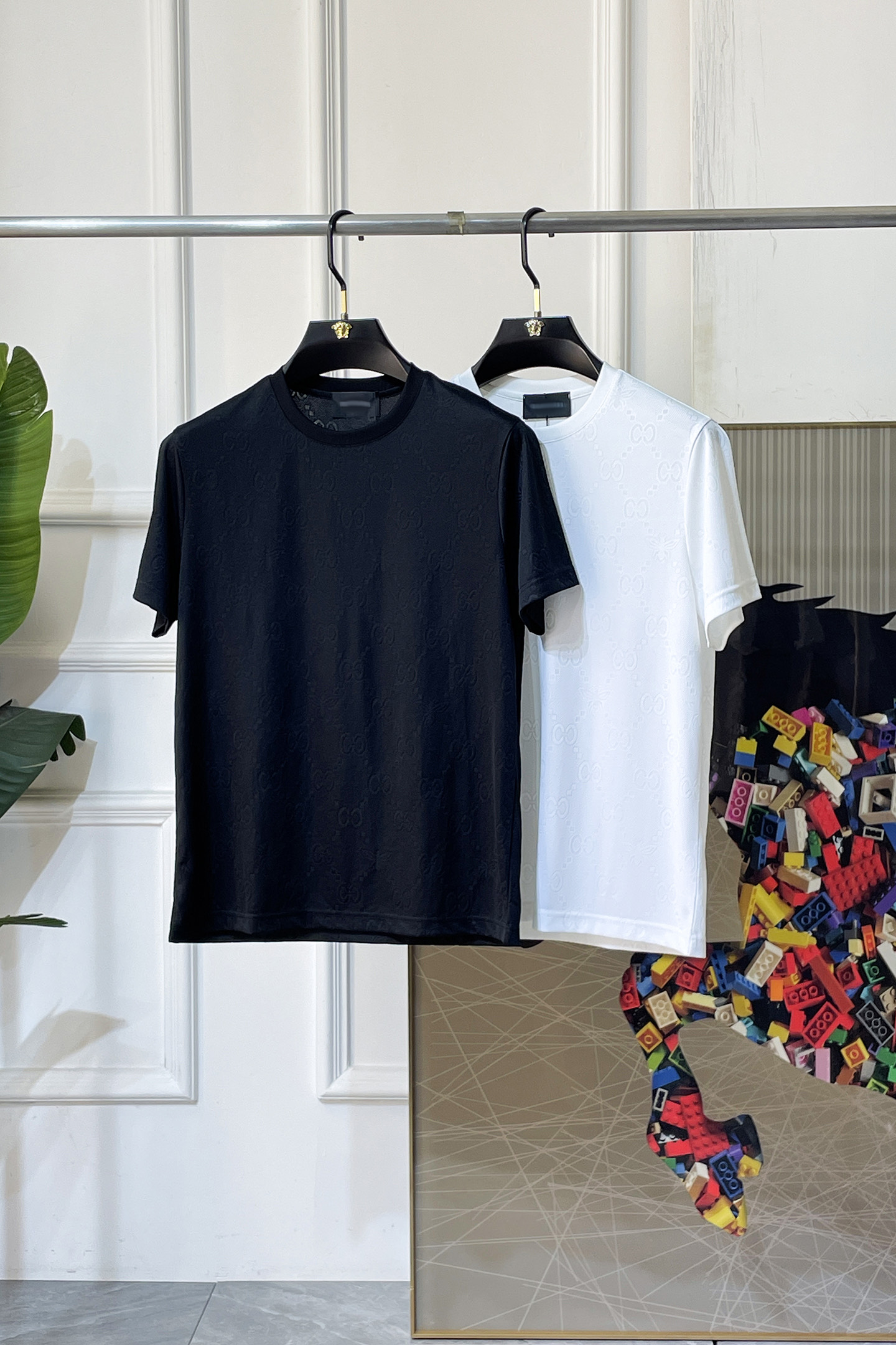 NO:774186,Gucci - 2026ss Spring and Summer high-quality short-sleeved T-shirt for the Year of the Horse. Official website synchronization. High-end quality. Customized top-grade mercerized cotton fabric, 1:1 production by top manufacturers, fashionable brand heavy craftsmanship logo design, soft and delicate feel. Skin-friendly and comfortable to wear. Versatile and casual. The upper body is very good. Handsome. A must-have for trendy men. Sizes M-3XL. Maximum weight can be worn!  ,,T-shirt,tees,t-shirt,19860909古奇- 2026ss马年贺岁款春夏精品短袖T恤 官网同步 高端品质 定制顶级丝光棉面料,顶级大厂1:1制作,时尚大牌重工艺logo设计,手感柔软细腻 穿着亲肤舒适 百搭休闲 上身非常赞 帅气 潮男必备品 尺码M-3XL 最大可穿斤！,,T-shirt,tees，t-shirt,,Men's clothing