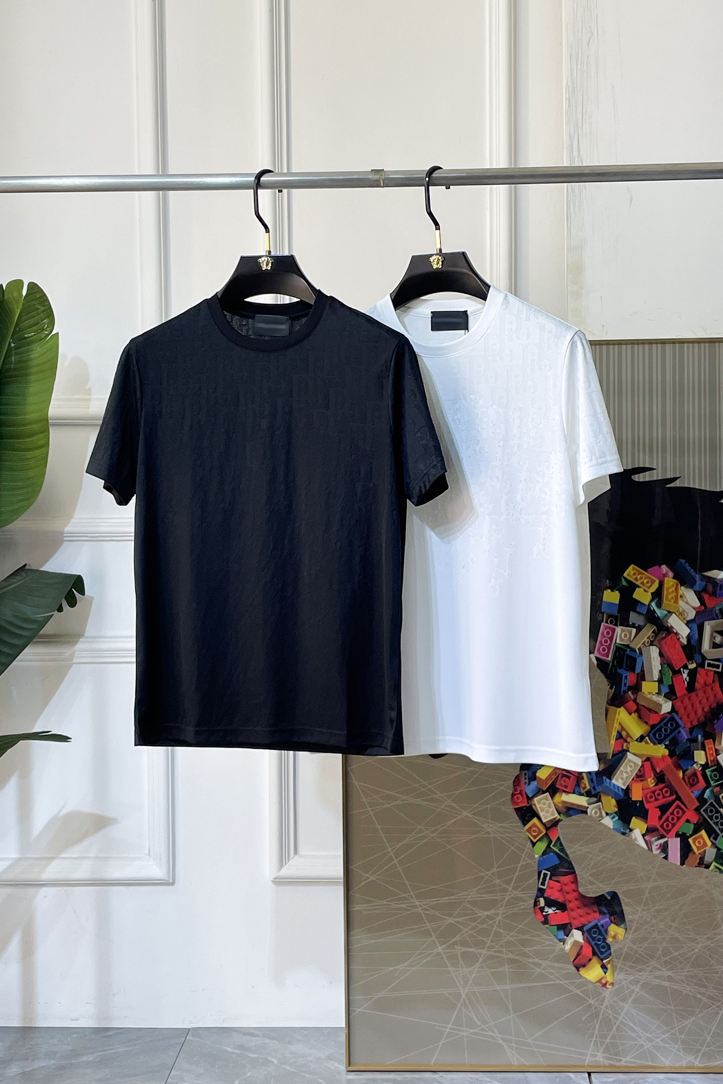 NO:774191,Dior - 2026ss Spring and Summer high-quality short-sleeved T-shirt for the Year of the Horse. Official website synchronization. High-end quality. Customized top-grade mercerized cotton fabric, 1:1 production by top manufacturers, fashionable brand heavy craftsmanship logo design, soft and delicate feel. Skin-friendly and comfortable to wear. Versatile and casual. The upper body is very good. Handsome. A must-have for trendy men. Sizes M-3XL. Maximum weight can be worn!  ,,dior,T-shirt,tees,t-shirt,19860909迪奥- 2026ss马年贺岁款春夏精品短袖T恤 官网同步 高端品质 定制顶级丝光棉面料,顶级大厂1:1制作,时尚大牌重工艺logo设计,手感柔软细腻 穿着亲肤舒适 百搭休闲 上身非常赞 帅气 潮男必备品 尺码M-3XL 最大可穿斤！,,dior,T-shirt,tees，t-shirt,,Men's clothing
