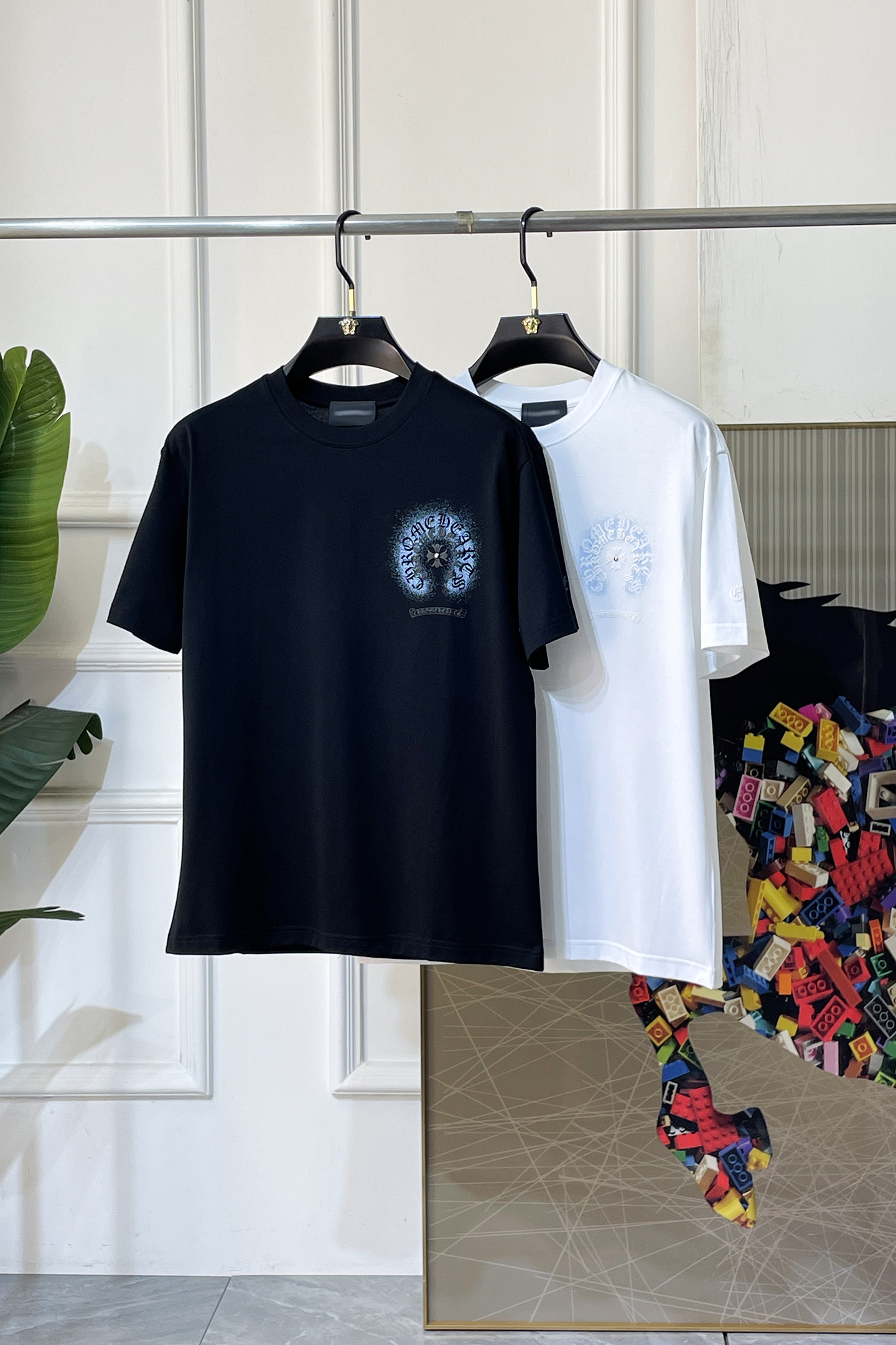 NO:847866,Croxin - 2026 Year of the Horse Spring and Summer new men's wide-edition short-sleeved T-shirt, urban casual style, a very design item, top-grade foreign merchants provide customized cotton fabrics, extremely comfortable and breathable, positive skin-friendly, subverting the comfort experience brought by traditional fabrics, exquisite craftsmanship and accessories. The brand LOGO pattern on the chest is made with unique craftsmanship, with strong style. Original tailoring, meticulous detail processing better highlights its quality. Loose size M-3XL  Can wear up to 210 pounds!  ,,chrome hearts,T-shirt,tees,t-shirt,19860909克罗芯 - 2026马年春夏新款男士阔版短袖T恤,都市休闲风格,极具设计感的一款单品,顶级外商客供定制棉面料,上手极微舒适透气,亲肤性积极,颠覆传统面料所带来的舒适体验,工艺辅料考究.胸前品牌LOGO图案以独特工艺制作而成,风格性极强.原版剪裁,一丝不苟细节处理更佳彰显其品质.宽松尺码M-3XL 最大可穿210斤！,,chrome hearts,T-shirt,tees，t-shirt,,Men's clothing
