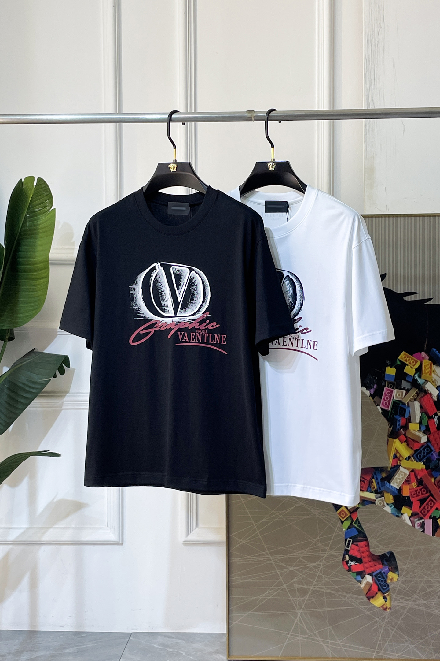 NO:774173,Valentino - 2026 Year of the Horse spring and summer new men's wide-edition short-sleeved T-shirt, urban casual style, a very design item, top-grade foreign merchants provide customized cotton fabrics, extremely comfortable and breathable, positive skin-friendly, subverting the comfort experience brought by traditional fabrics, exquisite craftsmanship and accessories. The brand LOGO pattern on the chest is made with unique craftsmanship, with strong style. Original tailoring, meticulous detail processing better highlights its quality. Loose size M-3XL  Can wear up to 220 pounds!  ,,valentino,T-shirt,tees,t-shirt,19860909华伦天奴- 2026马年春夏新款男士阔版短袖T恤,都市休闲风格,极具设计感的一款单品,顶级外商客供定制棉面料,上手极微舒适透气,亲肤性积极,颠覆传统面料所带来的舒适体验,工艺辅料考究.胸前品牌LOGO图案以独特工艺制作而成,风格性极强.原版剪裁,一丝不苟细节处理更佳彰显其品质.宽松尺码M-3XL 最大可穿220斤！,,valentino,T-shirt,tees，t-shirt,,Men's clothing