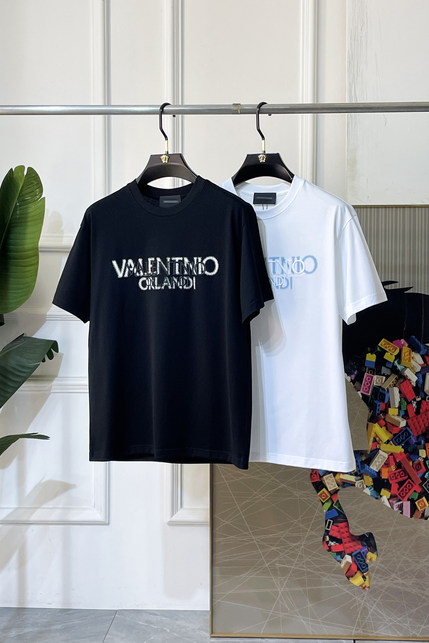 NO:774181,Valentino - 2026ss Spring and Summer high-quality short-sleeved T-shirt for the Year of the Horse, synchronized with the official website, high-end quality, customized top-grade mercerized cotton fabric, 1:1 production by top manufacturers, fashionable brand heavy craftsmanship logo design, soft and delicate feel, skin-friendly and comfortable to wear, versatile and casual, the upper body is very good, handsome, a must-have for trendy men, size M-3XL, can wear up to 200 pounds!  ,,valentino,T-shirt,tees,t-shirt,19860909华伦天奴- 2026ss马年贺岁款春夏精品短袖T恤 官网同步 高端品质 定制顶级丝光棉面料,顶级大厂1:1制作,时尚大牌重工艺logo设计,手感柔软细腻 穿着亲肤舒适 百搭休闲 上身非常赞 帅气 潮男必备品 尺码M-3XL 最大可穿200斤！,,valentino,T-shirt,tees，t-shirt,,Men's clothing