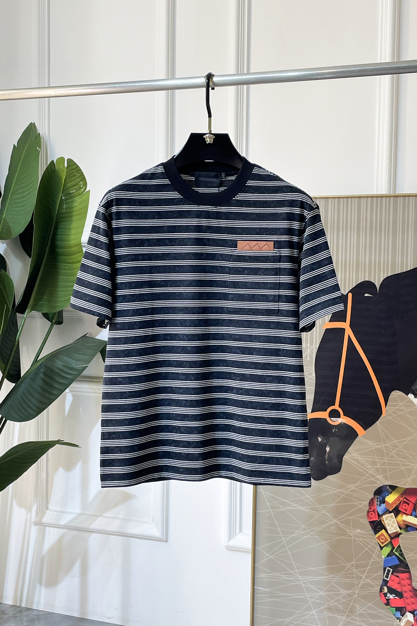 NO:774177,BV- 2026 Year of the Horse Spring and Summer new men's wide-edition short-sleeved T-shirt, urban casual style, a highly designed item, top-grade foreign merchants provide customized cotton fabrics, extremely comfortable and breathable, positive skin-friendly, subverting the comfort experience brought by traditional fabrics, exquisite craftsmanship and accessories. The brand LOGO pattern on the chest is made with unique craftsmanship, with strong style. Original tailoring, meticulous detail processing better highlights its quality. Loose size M-3XL  Can wear up to 220 pounds!  ,,bottega veneta,T-shirt,tees,t-shirt,19860909BV- 2026马年春夏新款男士阔版短袖T恤,都市休闲风格,极具设计感的一款单品,顶级外商客供定制棉面料,上手极微舒适透气,亲肤性积极,颠覆传统面料所带来的舒适体验,工艺辅料考究.胸前品牌LOGO图案以独特工艺制作而成,风格性极强.原版剪裁,一丝不苟细节处理更佳彰显其品质.宽松尺码M-3XL 最大可穿220斤！,,bottega veneta,T-shirt,tees，t-shirt,,Men's clothing
