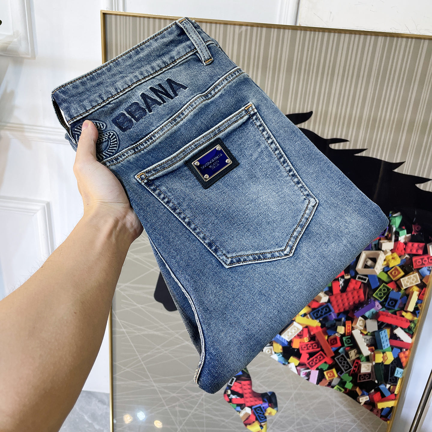 NO:832315,DG - 2026ss hot spring and summer jeans for the Year of the Horse. Made from original 1:1, perfect for daily necessities, simple and stylish, custom imported denim fabric, heavy washing process, complex workmanship and exquisite craftsmanship. Easily cater to the needs of the four seasons, soft and elastic to the touch, smooth and neat, original accessories and hardware, comfortable upper body, very easy to wear and durable, code number 29-38,,jeans,19860909DG - 2026ss马年春夏大爆款牛仔裤.原单1:1制作,日常必备的完美之选,简单大气亦时尚有型,定制进口丹宁面料 ,重工洗水工艺,做工复杂工艺精湛.轻松迎合四季需要,手感柔软带弹力,流畅利落,原版辅料五金,上身舒适非常易搭耐看码数29-38,,jeans,,Men's clothing