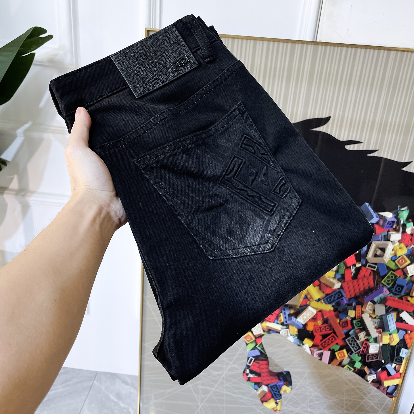 NO:832255,Fendi - 2026ss hot spring and summer jeans for the Year of the Horse. Original 1:1 production, the perfect choice for daily essentials, simple and elegant, fashionable and stylish, customized imported denim fabric, heavy washing process, complex workmanship and exquisite craftsmanship. Easily cater to the needs of the four seasons, soft and elastic to the touch, smooth and neat, original accessories and hardware, comfortable upper body, very easy to wear and durable, code number 29-38,,fendi,jeans,19860909芬迪 - 2026ss马年春夏大爆款牛仔裤.原单1:1制作,日常必备的完美之选,简单大气亦时尚有型,定制进口丹宁面料 ,重工洗水工艺,做工复杂工艺精湛.轻松迎合四季需要,手感柔软带弹力,流畅利落,原版辅料五金,上身舒适非常易搭耐看码数29-38,,fendi,jeans,,Men's clothing