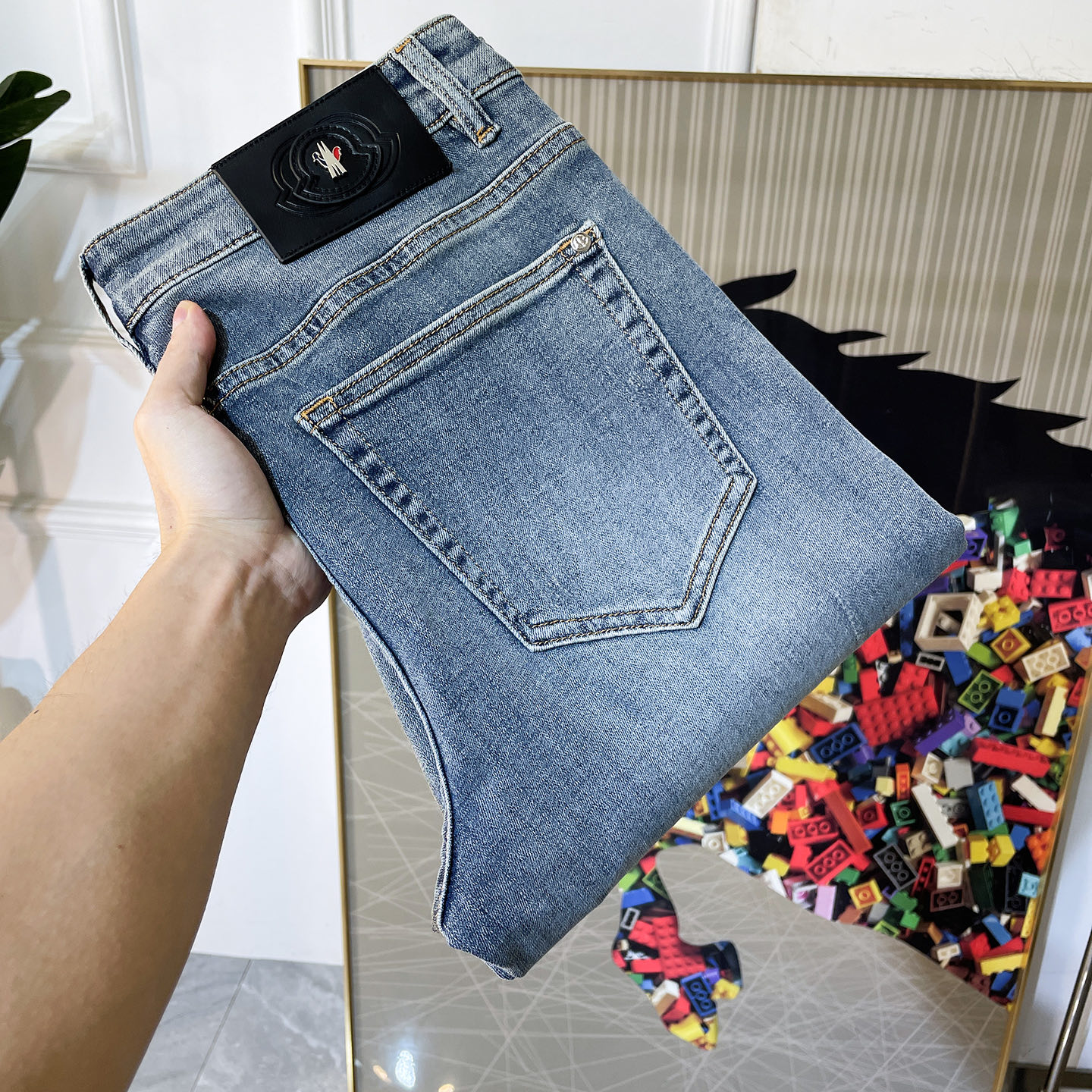 NO:858249,Mengkou - 2026ss spring and summer hot-selling jeans for the Year of the Horse. Made from the original 1:1, perfect choice for daily necessities, simple and elegant, fashionable and stylish, customized imported denim fabric, heavy washing process, complex workmanship and exquisite craftsmanship. Easily cater to the needs of the four seasons, soft and elastic to the touch, smooth and neat, original accessories and hardware, comfortable upper body, very easy to wear and durable, size 29-38, Moncler, jeans,19860909蒙口 - 2026ss马年春夏大爆款牛仔裤.原单1:1制作,日常必备的完美之选,简单大气亦时尚有型,定制进口丹宁面料 ,重工洗水工艺,做工复杂工艺精湛.轻松迎合四季需要,手感柔软带弹力,流畅利落,原版辅料五金,上身舒适非常易搭耐看码数29-38,,Moncler,jeans,,Men's clothing