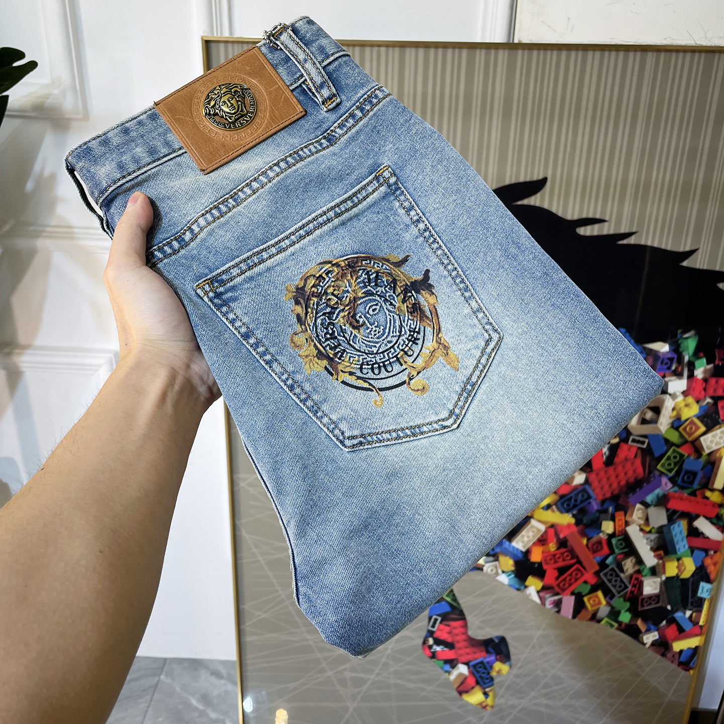 NO:776682,Versace - 2026ss hot spring and summer jeans for the Year of the Horse. Original 1:1 production, the perfect choice for daily necessities, simple and elegant, fashionable and stylish, customized imported denim fabric, heavy washing process, complex workmanship and exquisite craftsmanship. Easily cater to the needs of the four seasons, soft and elastic to the touch, smooth and neat, original accessories and hardware, comfortable upper body, very easy to wear and durable, size 29-38, versace, jeans,19860909范思哲 - 2026ss马年春夏大爆款牛仔裤.原单1:1制作,日常必备的完美之选,简单大气亦时尚有型,定制进口丹宁面料 ,重工洗水工艺,做工复杂工艺精湛.轻松迎合四季需要,手感柔软带弹力,流畅利落,原版辅料五金,上身舒适非常易搭耐看码数29-38,,versace,jeans,,Men's clothing