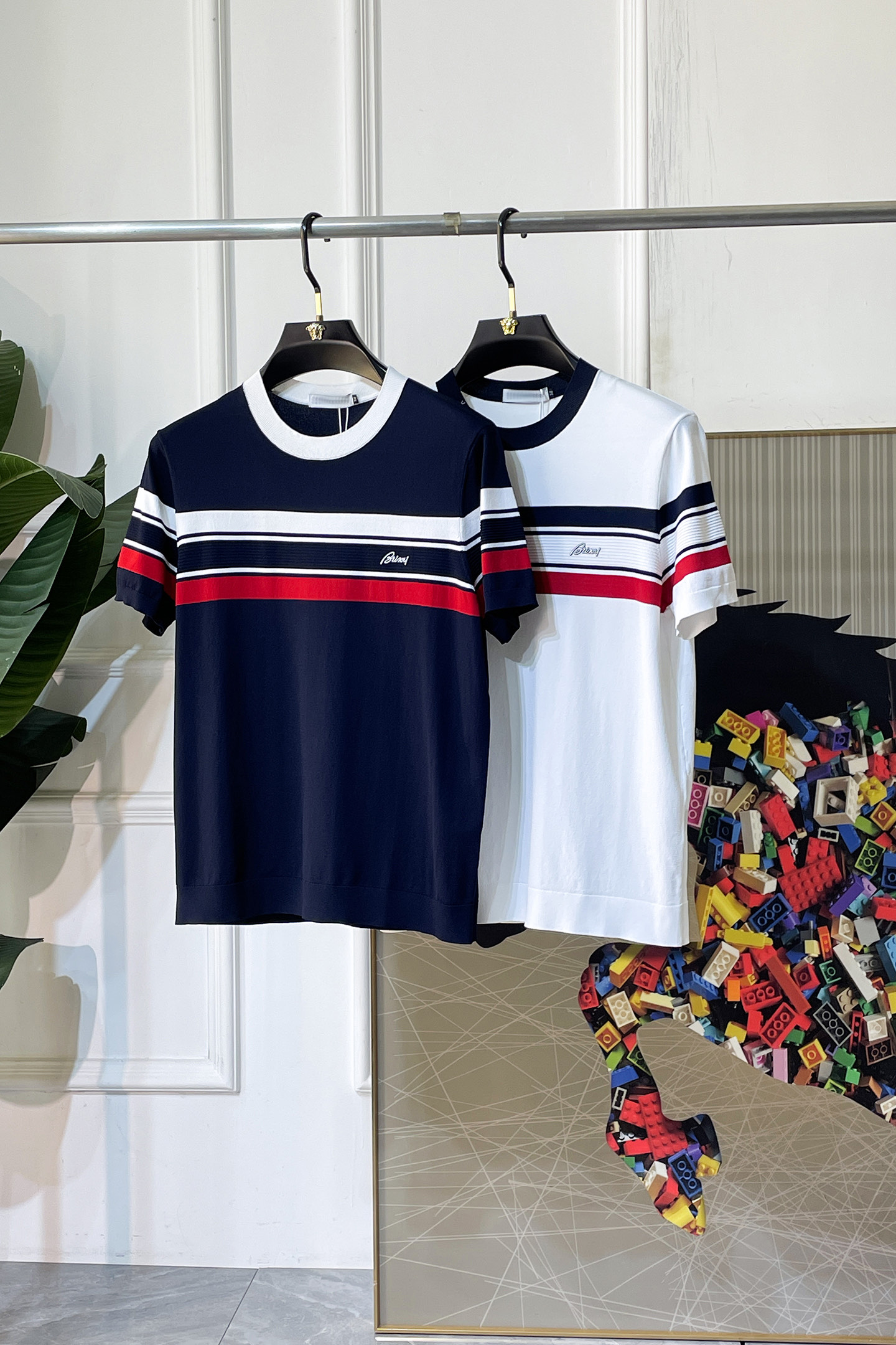 NO:836742,Burberry - 2026ss Year of the Horse Spring and Summer's latest hot-selling boutique knitted short-sleeved T-shirt, made of customized imported soft Yilite fabrics, embellished with fashionable big-name element logos, breathable fabrics, delicate and soft texture, cool and smooth against the body. Moisture-wicking, simple and elegant yet fashionable, three-dimensional tailoring, super stylish upper body!  A must-have for fashionistas, sizes M-3XL, can be worn up to 190 pounds!  ,,burberry,T-shirt,tees,t-shirt,19860909巴宝莉 - 2026ss马年春夏最新大爆款精品针织短袖T恤,定制进口轻柔伊力特面料,时尚大牌元素logo点缀,会呼吸的面料,质感细腻柔软,贴身冰爽顺滑.吸湿排汗,简约大方又不失时尚,版型立体裁剪,上身超有型！时尚潮人必备款 尺码M-3XL 最大可穿可穿190斤！,,burberry,T-shirt,tees，t-shirt,,Men's clothing