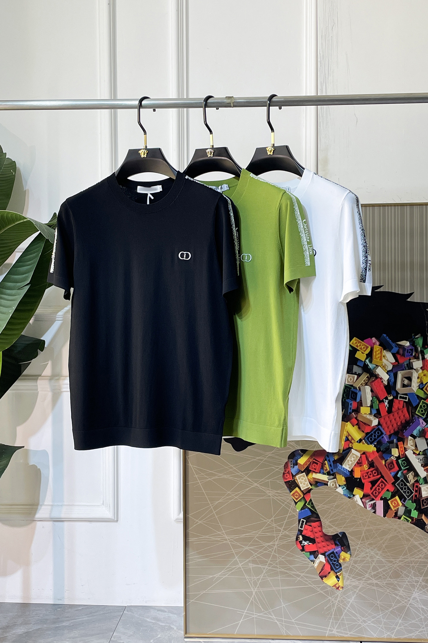 NO:774167,Dior - 2026ss Year of the Horse Spring and Summer's latest hot-selling boutique knitted short-sleeved T-shirt, made of custom imported soft Yilite fabrics, embellished with fashionable big-name element logos, breathable fabrics, delicate and soft texture, cool and smooth against the body. Moisture-wicking, simple and elegant yet fashionable, three-dimensional tailoring, super stylish upper body!  A must-have for fashionistas, sizes M-3XL, can be worn up to 190 pounds!  ,,dior,T-shirt,tees,t-shirt,19860909迪奥 - 2026ss马年春夏最新大爆款精品针织短袖T恤,定制进口轻柔伊力特面料,时尚大牌元素logo点缀,会呼吸的面料,质感细腻柔软,贴身冰爽顺滑.吸湿排汗,简约大方又不失时尚,版型立体裁剪,上身超有型！时尚潮人必备款 尺码M-3XL 最大可穿可穿190斤！,,dior,T-shirt,tees，t-shirt,,Men's clothing